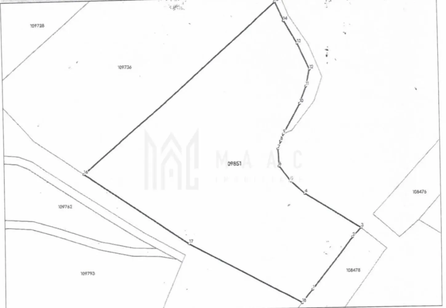 Teren industrial I 37200 mp Parcelabil I Acces la DJ I Agnita - MAAC Imobiliare promovează spre vânzare un teren industrial amplasat la periferia orașului Agnita – o oportunitate solidă pentru investitori și dezvoltatori.

Caracteristici teren:
- Suprafață totală: 37.253 mp
- Împărțit în 4 parcele de aprox. 9.200 mp fiecare, cu amprentă dreptunghiulară
- Destinație: industrial / construcții
- Front stradal la DJ: aprox. 40 m liniari
- Drum forestier pe lungimea parcelelor, ce poate fi dezvoltat ca drum de acces pentru fiecare parcelă
- Lucrări de îndreptare și prospectare efectuate
- Fără construcții existente – teren liber, pregătit pentru dezvoltare

Avantaje investiționale:
- Suprafață generoasă, potrivită pentru proiecte industriale de amploare
- Posibilitate de parcelare și dezvoltare etapizată
- Acces direct la drum județean și drum secundar
- Poziționare strategică, ideală pentru activități de producție, logistică sau comerț
- Potențial ridicat de creștere a valorii prin dezvoltarea zonei

Această proprietate reprezintă o investiție de anvergură, cu perspectivă pe termen lung, destinată profesioniștilor și investitorilor care urmăresc proiecte industriale sau economice solide.

Pentru mai multe detalii, contactați echipa MAAC Imobiliare specificând ID CP2853204.