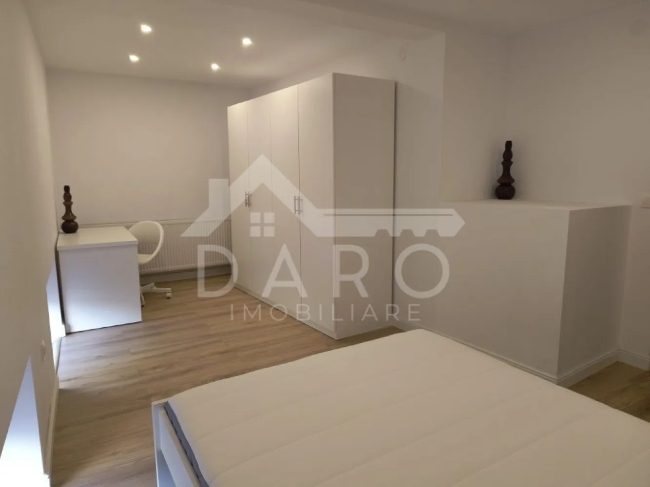 Ap cu 2 camere in centru, decomandat - 🏡 Închiriere apartament 2 camere – Central | Str. Aurel Filimon | 400 €/lună
Se oferă spre închiriere apartament cu 2 camere decomandate, situat în zona centrală, pe strada Aurel Filimon, ideal pentru persoane care își doresc confort și acces rapid la toate facilitățile orașului.
💰 Chirie: 400 €/lună
✔ disponibil pentru mutare imediată
✔ ideal pentru cuplu sau persoane active
Compartimentare:
✔ 2 camere decomandate
✔ bucătărie separată
✔ baie
✔ terasă proprie
Dotări și beneficii:
✔ recent renovat
✔ mobilat modern
✔ complet echipat și utilat
✔ spații luminoase și bine organizate
Avantaje locație:
📍 zonă ultracentrală
📍 aproape de bănci și instituții
📍 în apropiere de parcuri și zone de relaxare
📍 aproape de Teatrul Național
📍 magazine și supermarketuri la câteva minute
📍 acces rapid la mijloace de transport public
💎 O locuință modernă, într-o locație premium, perfectă pentru un stil de viață urban.
🤝 Proprietate promovată prin DARO Imobiliare
💳 Te gândești ca în viitor să îți cumperi propria locuință?
Prin Kiwi Finance îți ofer:
✔ analiză GRATUITĂ a eligibilității
✔ acces la oferte de la peste 12 bănci
✔ negocierea dobânzii în favoarea ta
✔ suport complet până la semnare
📞 Detalii și vizionări:
Coman Maria – DARO Imobiliare & Kiwi Finance
📱 0749 535 729
🔑 DARO Imobiliare – găsim locuința potrivită.
💳 Kiwi Finance – obținem creditul pentru a o cumpăra.