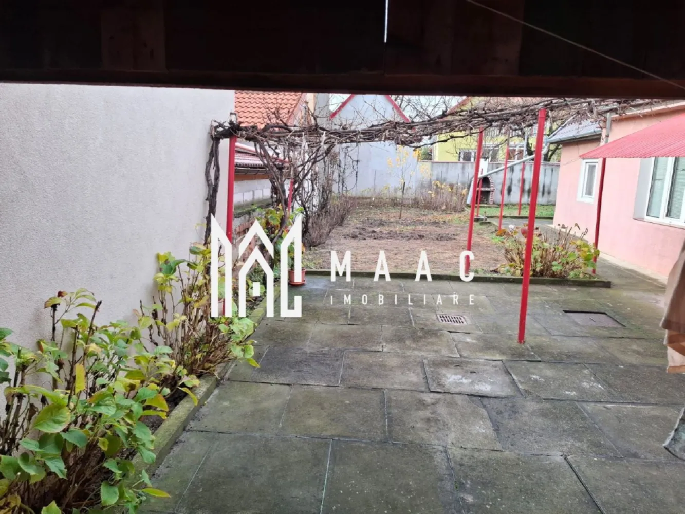 Casa individuala | Teren 359 MP | Pivnita | Lazaret - MAAC Imobiliare vă prezintă spre vânzare o casă individuală, situată în Lazaret, cartierul Reșița, o zonă liniștită și bine conectată a municipiului Sibiu. 

Caracteristici:
Casă individuală, locuibilă, care necesită renovare și investiții pentru modernizare.
Suprafață totală teren de 359 mp.
Suprafață utilă a casei de 110 mp.
Construcție solidă, cu acoperiș nou.
Front stradal, cu acces facil.

Compartimentare:
Trei camere.
Bucătărie.
Baie.
Cămară.
Pod.
Pivniță.

Dotări și utilități:
Centrală termică proprie pe gaz, cu calorifere.
O cameră dotată cu sobă de teracotă, funcțională pe gaz sau lemne, utilă ca sursă alternativă de încălzire.
Casa este izolată pe exterior.
Ferestre cu geam termopan.
Racordată la utilitățile necesare.

Spații exterioare:
Curte cu suprafața de aproximativ 249 mp.
Grădină, ideală pentru relaxare sau activități recreative.
Garaj inclus în proprietate.

Localizare și avantaje:
Aproape de gară, magazine și școală.
Acces pietonal către centrul orașului în aproximativ 30 de minute.

Pentru mai multe detalii precizati telefonic ca ati vazut anuntul cu ID: CP2911348