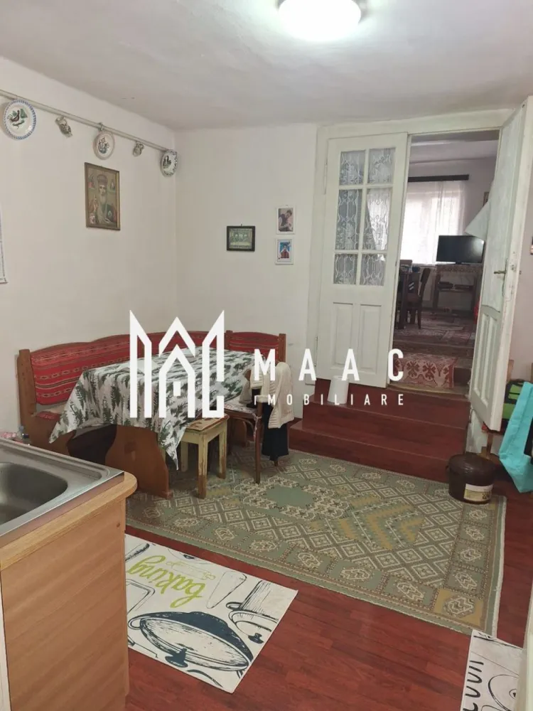 Casa individuala | Teren 359 MP | Pivnita | Lazaret - MAAC Imobiliare vă prezintă spre vânzare o casă individuală, situată în Lazaret, cartierul Reșița, o zonă liniștită și bine conectată a municipiului Sibiu. 

Caracteristici:
Casă individuală, locuibilă, care necesită renovare și investiții pentru modernizare.
Suprafață totală teren de 359 mp.
Suprafață utilă a casei de 110 mp.
Construcție solidă, cu acoperiș nou.
Front stradal, cu acces facil.

Compartimentare:
Trei camere.
Bucătărie.
Baie.
Cămară.
Pod.
Pivniță.

Dotări și utilități:
Centrală termică proprie pe gaz, cu calorifere.
O cameră dotată cu sobă de teracotă, funcțională pe gaz sau lemne, utilă ca sursă alternativă de încălzire.
Casa este izolată pe exterior.
Ferestre cu geam termopan.
Racordată la utilitățile necesare.

Spații exterioare:
Curte cu suprafața de aproximativ 249 mp.
Grădină, ideală pentru relaxare sau activități recreative.
Garaj inclus în proprietate.

Localizare și avantaje:
Aproape de gară, magazine și școală.
Acces pietonal către centrul orașului în aproximativ 30 de minute.

Pentru mai multe detalii precizati telefonic ca ati vazut anuntul cu ID: CP2911348