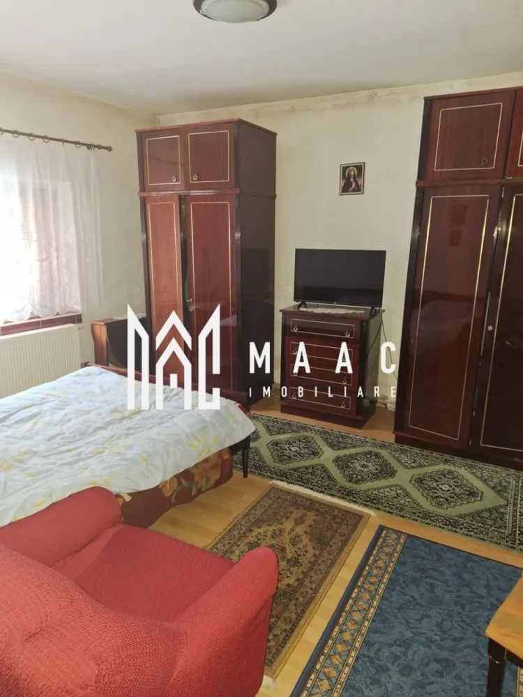 Casa individuala | Teren 359 MP | Pivnita | Lazaret - MAAC Imobiliare vă prezintă spre vânzare o casă individuală, situată în Lazaret, cartierul Reșița, o zonă liniștită și bine conectată a municipiului Sibiu. 

Caracteristici:
Casă individuală, locuibilă, care necesită renovare și investiții pentru modernizare.
Suprafață totală teren de 359 mp.
Suprafață utilă a casei de 110 mp.
Construcție solidă, cu acoperiș nou.
Front stradal, cu acces facil.

Compartimentare:
Trei camere.
Bucătărie.
Baie.
Cămară.
Pod.
Pivniță.

Dotări și utilități:
Centrală termică proprie pe gaz, cu calorifere.
O cameră dotată cu sobă de teracotă, funcțională pe gaz sau lemne, utilă ca sursă alternativă de încălzire.
Casa este izolată pe exterior.
Ferestre cu geam termopan.
Racordată la utilitățile necesare.

Spații exterioare:
Curte cu suprafața de aproximativ 249 mp.
Grădină, ideală pentru relaxare sau activități recreative.
Garaj inclus în proprietate.

Localizare și avantaje:
Aproape de gară, magazine și școală.
Acces pietonal către centrul orașului în aproximativ 30 de minute.

Pentru mai multe detalii precizati telefonic ca ati vazut anuntul cu ID: CP2911348
