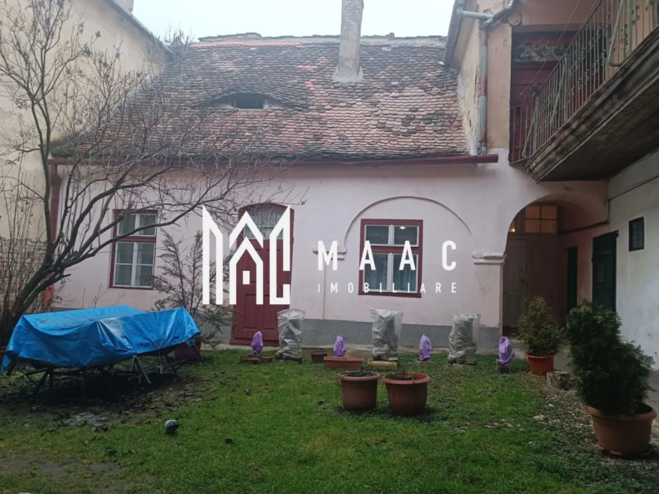 Casa | 40 MPU | Curte comuna | Zona Centrala - MAAC Imobiliare vă prezintă spre vânzare o casă situată în zona centrală a orașului Sibiu, o oportunitate potrivită pentru investiție sau pentru amenajare după propriile preferințe.

Caracteristici:
Suprafață utilă: 40 mp.
Construcție amplasată în curte comună.
Necesită renovare, ideală pentru personalizare completă.
Racordată la toate utilitățile.

Compartimentare:
O cameră.
Bucătărie.
Baie comună.

Dotări și avantaje
Pivniță inclusă, utilă pentru depozitare.
Posibilitate de reamenajare pentru locuință sau activitate de tip investițional.

Localizare
Zonă ultracentrală, cu acces rapid la toate punctele de interes.
În imediata apropiere se regăsesc magazine, instituții, mijloace de transport, restaurante și alte facilități urbane.

Pentru mai multe detalii precizati telefonic ca ati vazut anuntul cu ID: CP2911381