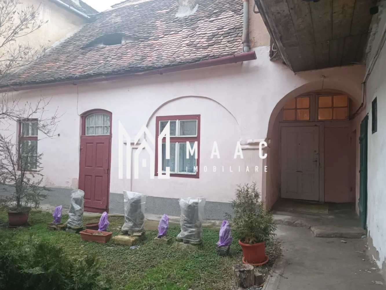 Casa | 40 MPU | Curte comuna | Zona Centrala - MAAC Imobiliare vă prezintă spre vânzare o casă situată în zona centrală a orașului Sibiu, o oportunitate potrivită pentru investiție sau pentru amenajare după propriile preferințe.

Caracteristici:
Suprafață utilă: 40 mp.
Construcție amplasată în curte comună.
Necesită renovare, ideală pentru personalizare completă.
Racordată la toate utilitățile.

Compartimentare:
O cameră.
Bucătărie.
Baie comună.

Dotări și avantaje
Pivniță inclusă, utilă pentru depozitare.
Posibilitate de reamenajare pentru locuință sau activitate de tip investițional.

Localizare
Zonă ultracentrală, cu acces rapid la toate punctele de interes.
În imediata apropiere se regăsesc magazine, instituții, mijloace de transport, restaurante și alte facilități urbane.

Pentru mai multe detalii precizati telefonic ca ati vazut anuntul cu ID: CP2911381
