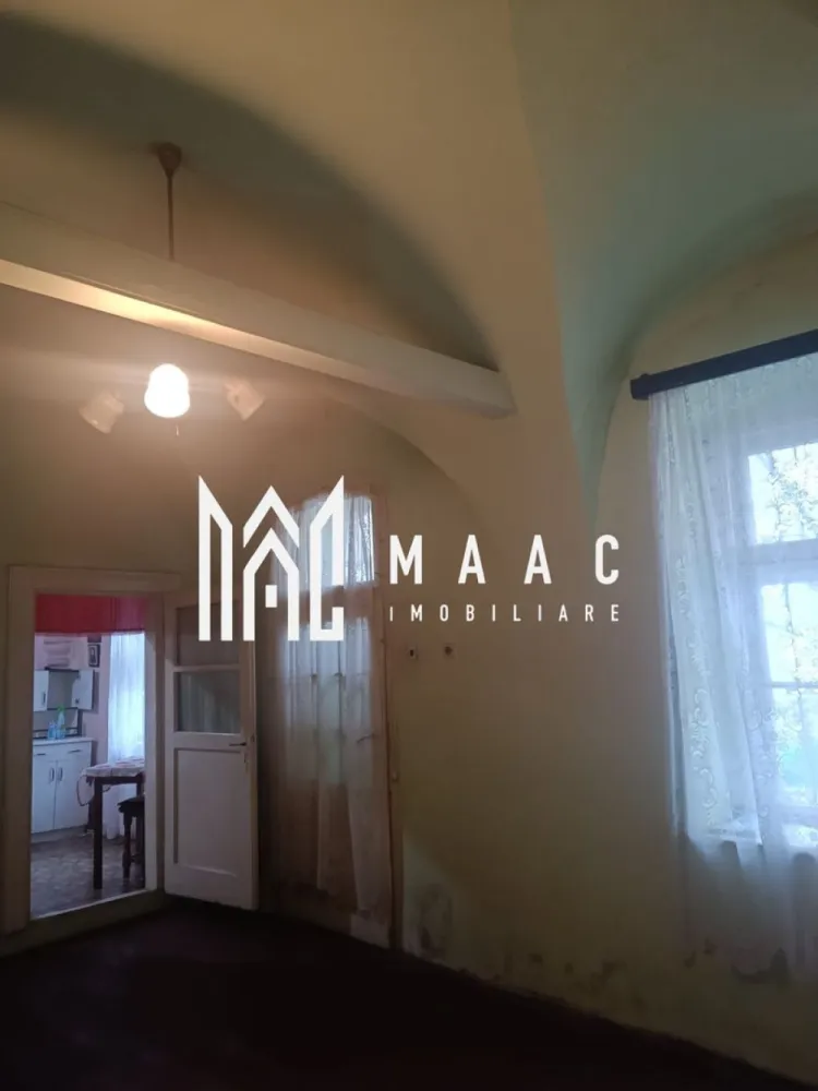 Casa | 40 MPU | Curte comuna | Zona Centrala - MAAC Imobiliare vă prezintă spre vânzare o casă situată în zona centrală a orașului Sibiu, o oportunitate potrivită pentru investiție sau pentru amenajare după propriile preferințe.

Caracteristici:
Suprafață utilă: 40 mp.
Construcție amplasată în curte comună.
Necesită renovare, ideală pentru personalizare completă.
Racordată la toate utilitățile.

Compartimentare:
O cameră.
Bucătărie.
Baie comună.

Dotări și avantaje
Pivniță inclusă, utilă pentru depozitare.
Posibilitate de reamenajare pentru locuință sau activitate de tip investițional.

Localizare
Zonă ultracentrală, cu acces rapid la toate punctele de interes.
În imediata apropiere se regăsesc magazine, instituții, mijloace de transport, restaurante și alte facilități urbane.

Pentru mai multe detalii precizati telefonic ca ati vazut anuntul cu ID: CP2911381