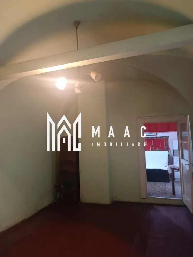 Casa | 40 MPU | Curte comuna | Zona Centrala - MAAC Imobiliare vă prezintă spre vânzare o casă situată în zona centrală a orașului Sibiu, o oportunitate potrivită pentru investiție sau pentru amenajare după propriile preferințe.

Caracteristici:
Suprafață utilă: 40 mp.
Construcție amplasată în curte comună.
Necesită renovare, ideală pentru personalizare completă.
Racordată la toate utilitățile.

Compartimentare:
O cameră.
Bucătărie.
Baie comună.

Dotări și avantaje
Pivniță inclusă, utilă pentru depozitare.
Posibilitate de reamenajare pentru locuință sau activitate de tip investițional.

Localizare
Zonă ultracentrală, cu acces rapid la toate punctele de interes.
În imediata apropiere se regăsesc magazine, instituții, mijloace de transport, restaurante și alte facilități urbane.

Pentru mai multe detalii precizati telefonic ca ati vazut anuntul cu ID: CP2911381