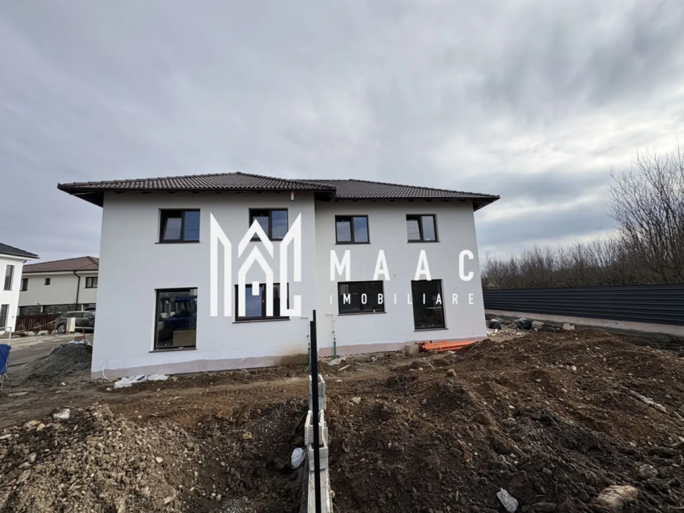 Casa tip duplex I 5 camere I Curte de 400 mp I Selimbar - MAAC Imobiliare vă propune spre vânzare o casă tip Duplex,"0" % COMISION situată pe un teren generos de 480 mp, ideală pentru familii care își doresc un cămin confortabil și spațios. 

Proprietatea beneficiază de un design practic, se preda la alb in interior, cu incalzire in pardoseala, centrala proprie si la cheie-pe exterior!

Casa este compartimentata astfel: 
La parter-1 dormitor, living+bucatarie, baie cu geam
La etaj -3 dormitoare, baie cu geam, spatiu depozitare
Curtea libera de 400 mp se preda cu pavaj partial,gazon si poarta cu telecomanda la intrare.

Pentru mai multe detalii precizati ca ati vazut anuntul cu ID CP2926955
