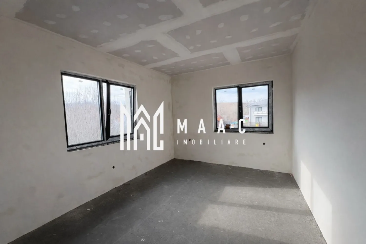 Casa tip duplex I 5 camere I Curte de 400 mp I Selimbar - MAAC Imobiliare vă propune spre vânzare o casă tip Duplex,"0" % COMISION situată pe un teren generos de 480 mp, ideală pentru familii care își doresc un cămin confortabil și spațios. 

Proprietatea beneficiază de un design practic, se preda la alb in interior, cu incalzire in pardoseala, centrala proprie si la cheie-pe exterior!

Casa este compartimentata astfel: 
La parter-1 dormitor, living+bucatarie, baie cu geam
La etaj -3 dormitoare, baie cu geam, spatiu depozitare
Curtea libera de 400 mp se preda cu pavaj partial,gazon si poarta cu telecomanda la intrare.

Pentru mai multe detalii precizati ca ati vazut anuntul cu ID CP2926955