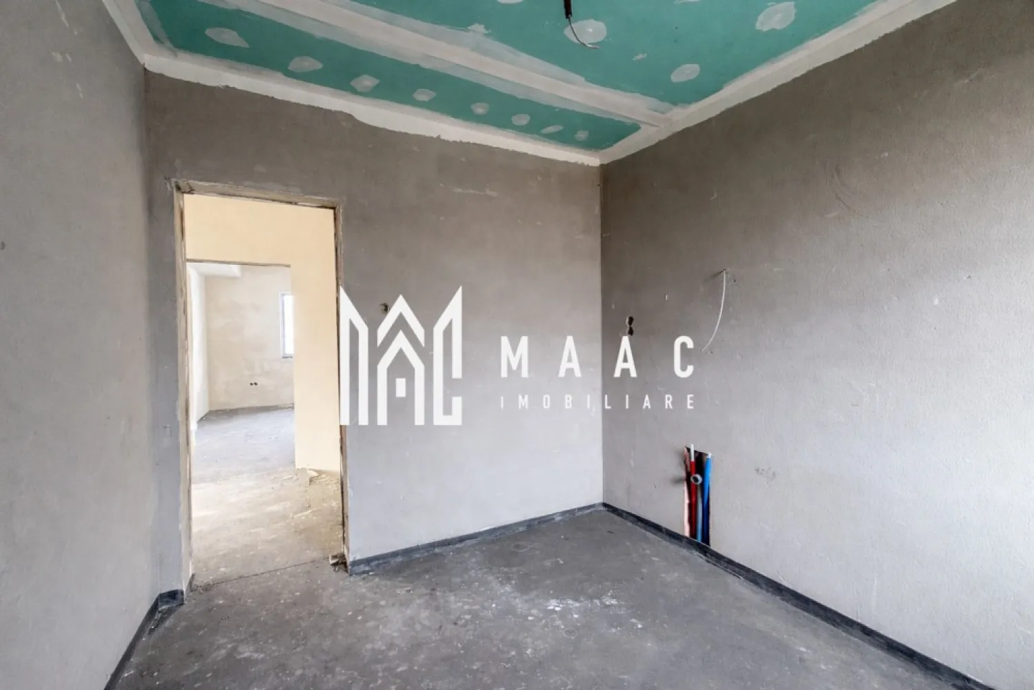 Casa tip duplex I 5 camere I Curte de 400 mp I Selimbar - MAAC Imobiliare vă propune spre vânzare o casă tip Duplex,"0" % COMISION situată pe un teren generos de 480 mp, ideală pentru familii care își doresc un cămin confortabil și spațios. 

Proprietatea beneficiază de un design practic, se preda la alb in interior, cu incalzire in pardoseala, centrala proprie si la cheie-pe exterior!

Casa este compartimentata astfel: 
La parter-1 dormitor, living+bucatarie, baie cu geam
La etaj -3 dormitoare, baie cu geam, spatiu depozitare
Curtea libera de 400 mp se preda cu pavaj partial,gazon si poarta cu telecomanda la intrare.

Pentru mai multe detalii precizati ca ati vazut anuntul cu ID CP2926955