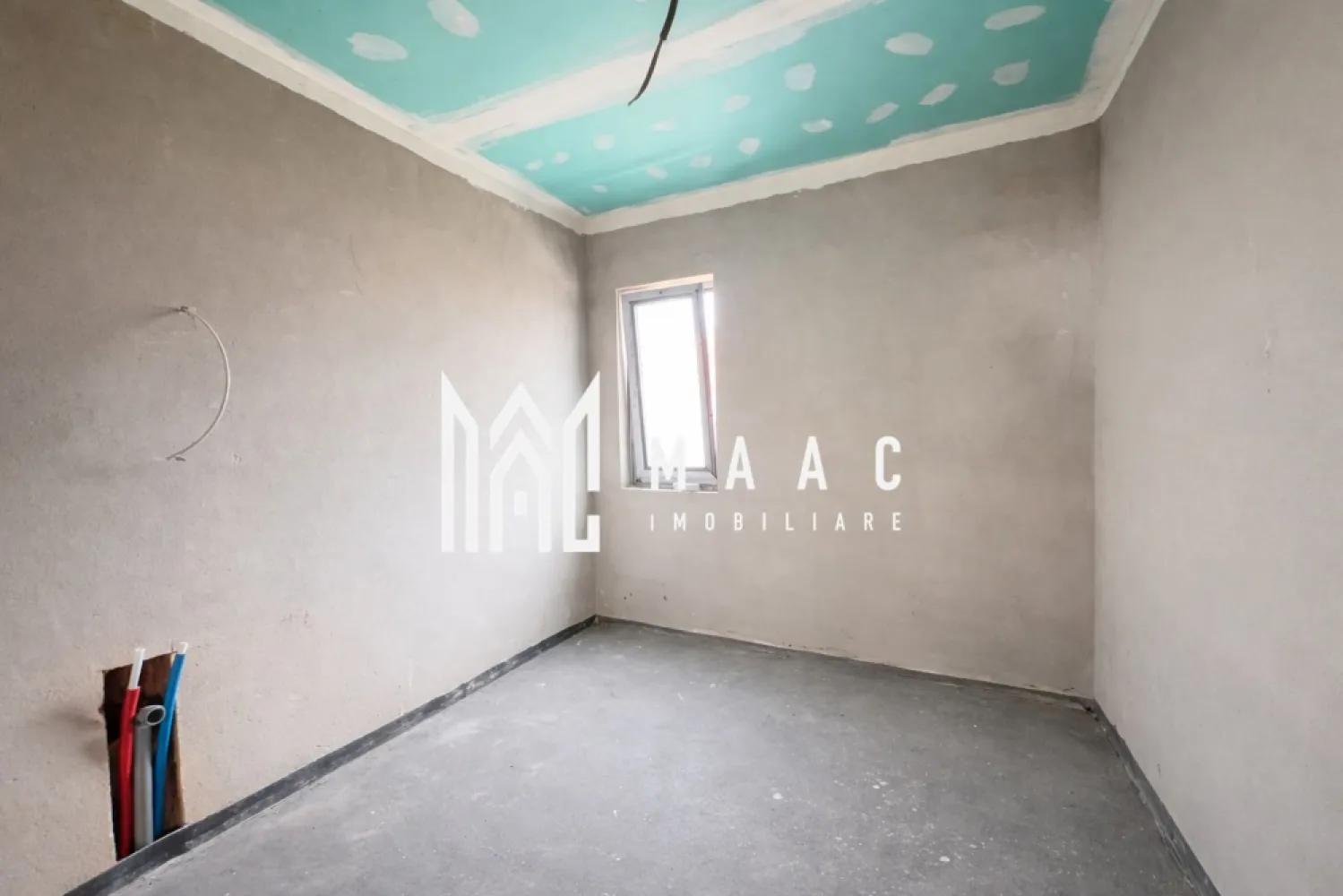 Casa tip duplex I 5 camere I Curte de 400 mp I Selimbar - MAAC Imobiliare vă propune spre vânzare o casă tip Duplex,"0" % COMISION situată pe un teren generos de 480 mp, ideală pentru familii care își doresc un cămin confortabil și spațios. 

Proprietatea beneficiază de un design practic, se preda la alb in interior, cu incalzire in pardoseala, centrala proprie si la cheie-pe exterior!

Casa este compartimentata astfel: 
La parter-1 dormitor, living+bucatarie, baie cu geam
La etaj -3 dormitoare, baie cu geam, spatiu depozitare
Curtea libera de 400 mp se preda cu pavaj partial,gazon si poarta cu telecomanda la intrare.

Pentru mai multe detalii precizati ca ati vazut anuntul cu ID CP2926955