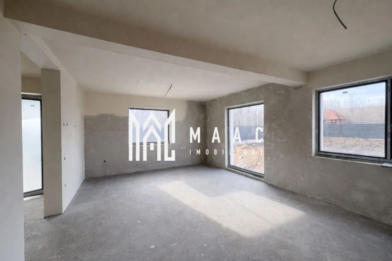 Casa tip duplex I 5 camere I Curte de 400 mp I Selimbar - MAAC Imobiliare vă propune spre vânzare o casă tip Duplex,"0" % COMISION situată pe un teren generos de 480 mp, ideală pentru familii care își doresc un cămin confortabil și spațios. 

Proprietatea beneficiază de un design practic, se preda la alb in interior, cu incalzire in pardoseala, centrala proprie si la cheie-pe exterior!

Casa este compartimentata astfel: 
La parter-1 dormitor, living+bucatarie, baie cu geam
La etaj -3 dormitoare, baie cu geam, spatiu depozitare
Curtea libera de 400 mp se preda cu pavaj partial,gazon si poarta cu telecomanda la intrare.

Pentru mai multe detalii precizati ca ati vazut anuntul cu ID CP2926955