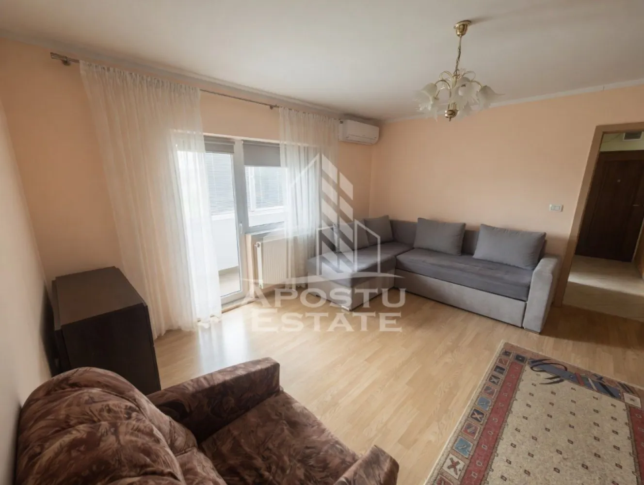 Apartament 2 camere, 54 mp, etaj 4/4, acoperiș nou - Apostu Estate vă propune spre vânzare un apartament confortabil, situat la etajul 4 din 4, pe Aleea Muzicii, într‑un imobil cu acoperiș nou. Locuința are o suprafață de 54 m² și dispune de centrală proprie, instalație pentru calorifere din cupru, ferestre termopan, aer condiționat și balcon închis, ideal pentru depozit sau spațiu relaxant.
Apartamentul este amenajat practic, cu bucătărie open‑space, baie cu cadă și geam de aerisire, gresie în baie și bucătărie, iar în rest parchet. Beneficiază de toate utilitățile și se vinde la prețul de 85.000 €, oferind un raport excelent calitate‑preț pentru zona liniștită și accesibilă din apropierea centrului.