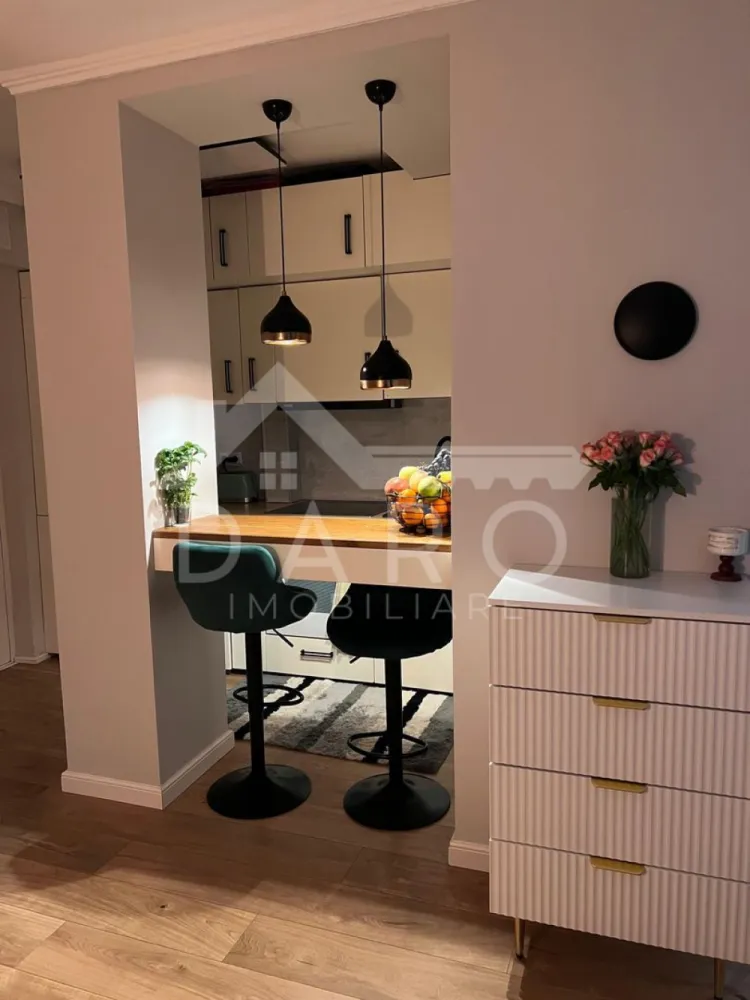 Garsonieră mobilată și utilitată - 🏡 Garsonieră de vânzare – Str. Fabrica de Zahăr | Lângă Maurer | Ideală pentru investiție
Se oferă spre vânzare garsonieră cu o suprafață de aproximativ 25 mp, situată pe strada Fabrica de Zahăr, într-un bloc izolat termic, amplasat într-o zonă în plină dezvoltare, lângă cel mai mare complex rezidențial din Târgu Mureș – zona Maurer Residence.
✔ se vinde mobilată aproximativ ca în fotografii (se păstrează doar obiectele personale)
✔ ideală pentru locuință personală sau investiție (închiriere rapidă)
Avantaje locație:
📍 lângă zona Maurer – cartier modern, nou și foarte căutat
📍 aproape de Lidl și alte spații comerciale
📍 farmacii, cafenele și magazine în imediata apropiere
📍 parcuri și spații verzi
📍 stație de autobuz la câteva minute
📍 zonă cu cerere mare pentru chirii
Beneficii:
✔ bloc izolat termic – costuri reduse de întreținere
✔ zonă bine conectată și în continuă dezvoltare
✔ oportunitate excelentă pentru investiție cu randament bun
💎 O proprietate accesibilă, într-o zonă modernă, cu multiple facilități și potențial ridicat.
🤝 Proprietate promovată prin DARO Imobiliare
💳 Pentru achiziție, prin Kiwi Finance beneficiezi de:
✔ analiză GRATUITĂ a eligibilității
✔ acces la oferte de la peste 12 bănci
✔ negocierea dobânzii în favoarea ta
✔ suport complet până la semnarea contractului
📞 Detalii și vizionări:
Coman Maria – DARO Imobiliare & Kiwi Finance
📱 0749 535 729
🔑 DARO Imobiliare – găsim proprietatea potrivită.
💳 Kiwi Finance – obținem creditul pentru a o cumpăra.