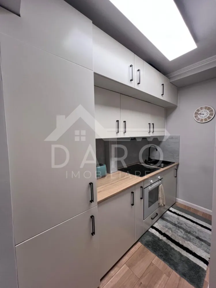 Garsonieră mobilată și utilitată - 🏡 Garsonieră de vânzare – Str. Fabrica de Zahăr | Lângă Maurer | Ideală pentru investiție
Se oferă spre vânzare garsonieră cu o suprafață de aproximativ 25 mp, situată pe strada Fabrica de Zahăr, într-un bloc izolat termic, amplasat într-o zonă în plină dezvoltare, lângă cel mai mare complex rezidențial din Târgu Mureș – zona Maurer Residence.
✔ se vinde mobilată aproximativ ca în fotografii (se păstrează doar obiectele personale)
✔ ideală pentru locuință personală sau investiție (închiriere rapidă)
Avantaje locație:
📍 lângă zona Maurer – cartier modern, nou și foarte căutat
📍 aproape de Lidl și alte spații comerciale
📍 farmacii, cafenele și magazine în imediata apropiere
📍 parcuri și spații verzi
📍 stație de autobuz la câteva minute
📍 zonă cu cerere mare pentru chirii
Beneficii:
✔ bloc izolat termic – costuri reduse de întreținere
✔ zonă bine conectată și în continuă dezvoltare
✔ oportunitate excelentă pentru investiție cu randament bun
💎 O proprietate accesibilă, într-o zonă modernă, cu multiple facilități și potențial ridicat.
🤝 Proprietate promovată prin DARO Imobiliare
💳 Pentru achiziție, prin Kiwi Finance beneficiezi de:
✔ analiză GRATUITĂ a eligibilității
✔ acces la oferte de la peste 12 bănci
✔ negocierea dobânzii în favoarea ta
✔ suport complet până la semnarea contractului
📞 Detalii și vizionări:
Coman Maria – DARO Imobiliare & Kiwi Finance
📱 0749 535 729
🔑 DARO Imobiliare – găsim proprietatea potrivită.
💳 Kiwi Finance – obținem creditul pentru a o cumpăra.