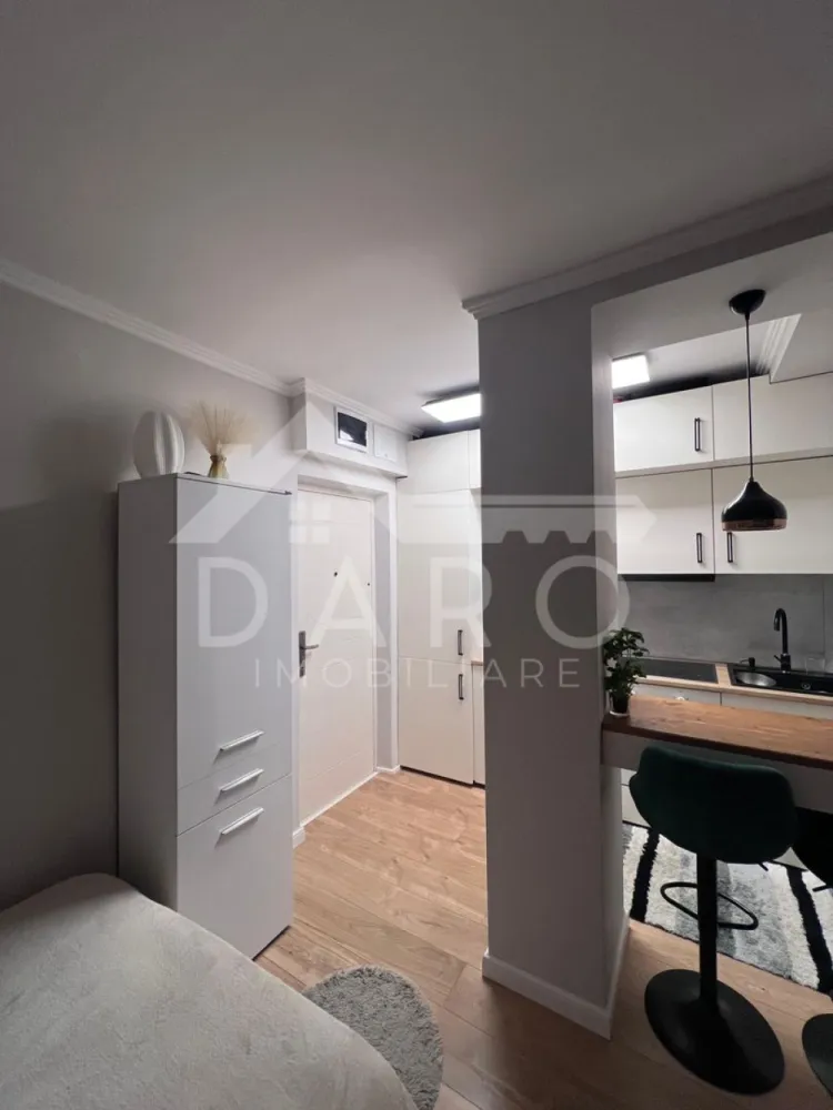 Garsonieră mobilată și utilitată - 🏡 Garsonieră de vânzare – Str. Fabrica de Zahăr | Lângă Maurer | Ideală pentru investiție
Se oferă spre vânzare garsonieră cu o suprafață de aproximativ 25 mp, situată pe strada Fabrica de Zahăr, într-un bloc izolat termic, amplasat într-o zonă în plină dezvoltare, lângă cel mai mare complex rezidențial din Târgu Mureș – zona Maurer Residence.
✔ se vinde mobilată aproximativ ca în fotografii (se păstrează doar obiectele personale)
✔ ideală pentru locuință personală sau investiție (închiriere rapidă)
Avantaje locație:
📍 lângă zona Maurer – cartier modern, nou și foarte căutat
📍 aproape de Lidl și alte spații comerciale
📍 farmacii, cafenele și magazine în imediata apropiere
📍 parcuri și spații verzi
📍 stație de autobuz la câteva minute
📍 zonă cu cerere mare pentru chirii
Beneficii:
✔ bloc izolat termic – costuri reduse de întreținere
✔ zonă bine conectată și în continuă dezvoltare
✔ oportunitate excelentă pentru investiție cu randament bun
💎 O proprietate accesibilă, într-o zonă modernă, cu multiple facilități și potențial ridicat.
🤝 Proprietate promovată prin DARO Imobiliare
💳 Pentru achiziție, prin Kiwi Finance beneficiezi de:
✔ analiză GRATUITĂ a eligibilității
✔ acces la oferte de la peste 12 bănci
✔ negocierea dobânzii în favoarea ta
✔ suport complet până la semnarea contractului
📞 Detalii și vizionări:
Coman Maria – DARO Imobiliare & Kiwi Finance
📱 0749 535 729
🔑 DARO Imobiliare – găsim proprietatea potrivită.
💳 Kiwi Finance – obținem creditul pentru a o cumpăra.