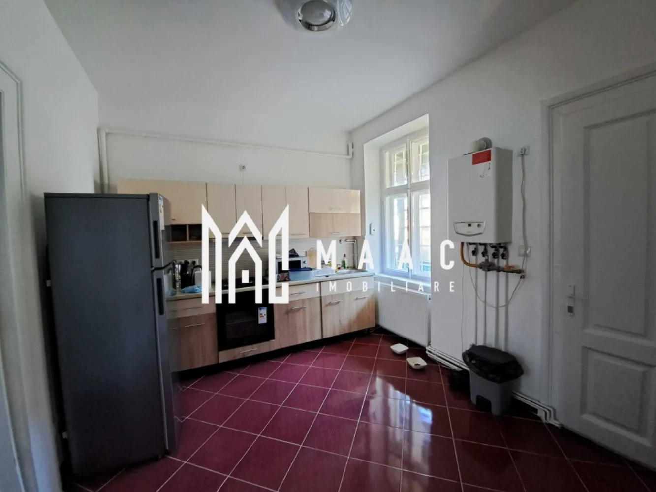 Apartament 2 camere | Ultracentral | 76 MPU | Loc de parcare - MAAC Imobiliare vă propune spre închiriere un apartament de 2 camere, cu suprafață utilă de 76 mp, situat în zona centrală a orașului Sibiu.

-Proprietatea se află într-o clădire bine întreținută, cu retragere de la trafic, aproape de Podul Minciunoșilor, Piața Mică și principalele obiective din centrul istoric al Sibiului

-Imobilul este mobilat și utilat , fiind compus din: sufragerie spațioasă, dormitor matrimonial, bucătărie închisă, utilată și mpbilată, baie cu geam pentru aerisire și spații de depozitare. Finisajele sunt moderne, iar suprafețele vitrate mari oferă lumină naturală pe tot parcursul zilei. Imobilul este dotat cu electrocasnice, centrale termice individuale, sistem de încălzire eficient și se închiriază așa cum se prezintă în poze.

-Zona amplasării imobilului oferă acces facil către restaurante, zone culturale, magazine, mijloace de transport și instituții publice. 

- Imobilul beneficiază de un loc de parcare privat.

Se percepe o garanție în cuantumul unei luni de chirie.

Pentru mai multe detalii, vă rugăm să specificați anunțul cu CP2930679.
