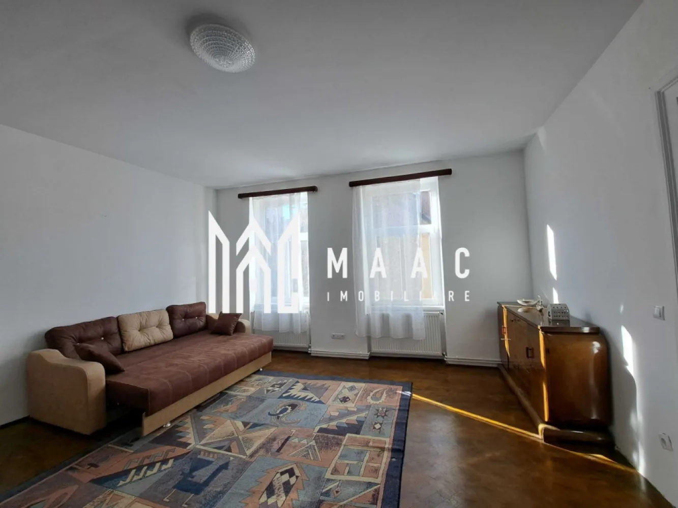 Apartament 2 camere | Ultracentral | 76 MPU | Loc de parcare - MAAC Imobiliare vă propune spre închiriere un apartament de 2 camere, cu suprafață utilă de 76 mp, situat în zona centrală a orașului Sibiu.

-Proprietatea se află într-o clădire bine întreținută, cu retragere de la trafic, aproape de Podul Minciunoșilor, Piața Mică și principalele obiective din centrul istoric al Sibiului

-Imobilul este mobilat și utilat , fiind compus din: sufragerie spațioasă, dormitor matrimonial, bucătărie închisă, utilată și mpbilată, baie cu geam pentru aerisire și spații de depozitare. Finisajele sunt moderne, iar suprafețele vitrate mari oferă lumină naturală pe tot parcursul zilei. Imobilul este dotat cu electrocasnice, centrale termice individuale, sistem de încălzire eficient și se închiriază așa cum se prezintă în poze.

-Zona amplasării imobilului oferă acces facil către restaurante, zone culturale, magazine, mijloace de transport și instituții publice. 

- Imobilul beneficiază de un loc de parcare privat.

Se percepe o garanție în cuantumul unei luni de chirie.

Pentru mai multe detalii, vă rugăm să specificați anunțul cu CP2930679.