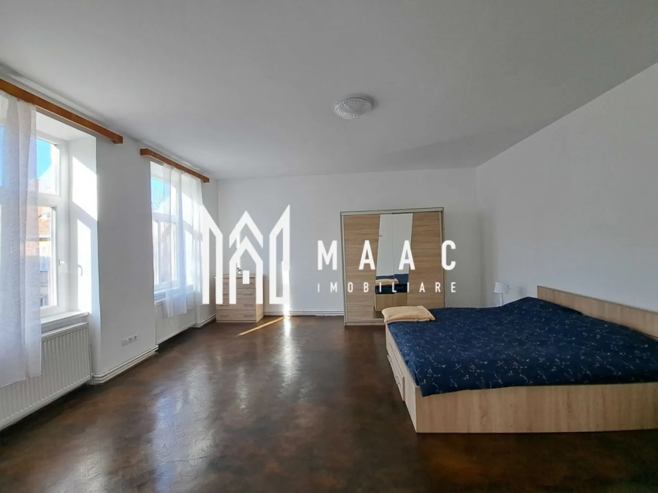 Apartament 2 camere | Ultracentral | 76 MPU | Loc de parcare - MAAC Imobiliare vă propune spre închiriere un apartament de 2 camere, cu suprafață utilă de 76 mp, situat în zona centrală a orașului Sibiu.

-Proprietatea se află într-o clădire bine întreținută, cu retragere de la trafic, aproape de Podul Minciunoșilor, Piața Mică și principalele obiective din centrul istoric al Sibiului

-Imobilul este mobilat și utilat , fiind compus din: sufragerie spațioasă, dormitor matrimonial, bucătărie închisă, utilată și mpbilată, baie cu geam pentru aerisire și spații de depozitare. Finisajele sunt moderne, iar suprafețele vitrate mari oferă lumină naturală pe tot parcursul zilei. Imobilul este dotat cu electrocasnice, centrale termice individuale, sistem de încălzire eficient și se închiriază așa cum se prezintă în poze.

-Zona amplasării imobilului oferă acces facil către restaurante, zone culturale, magazine, mijloace de transport și instituții publice. 

- Imobilul beneficiază de un loc de parcare privat.

Se percepe o garanție în cuantumul unei luni de chirie.

Pentru mai multe detalii, vă rugăm să specificați anunțul cu CP2930679.