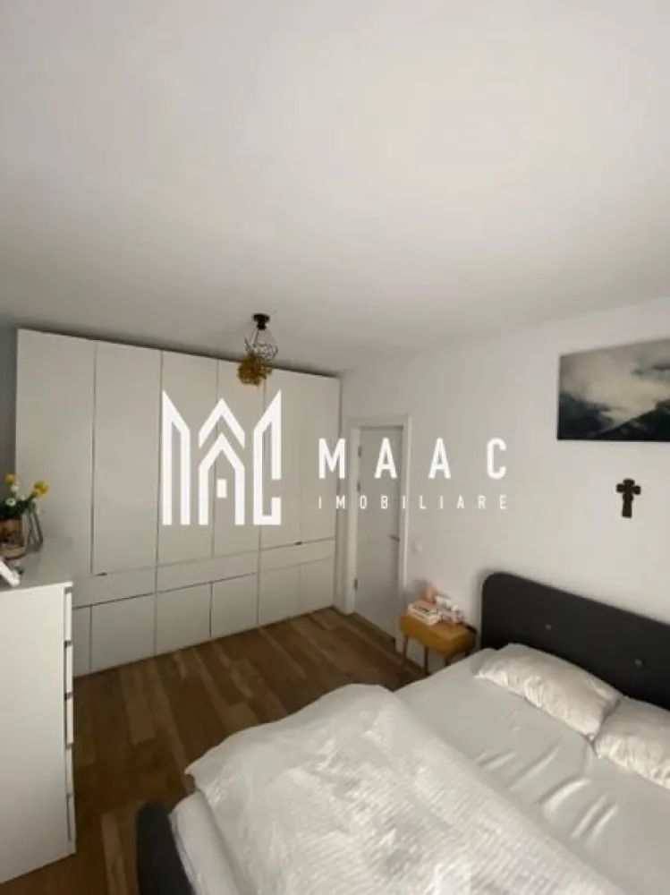 Apartament 4 Camere | Decomandat | 90MPU | Loc de Parcare | Arhitecților - MAAC Imobiliare oferă spre vânzare un apartament decomandat cu 4 camere.

Avantaje majore:
✔ Balcon cu priveliște superbă către munți
✔ Zonă liniștită
✔ Vecini prietenoși și discreți
✔ Loc de parcare inclus + jumătate de loc pentru vizitatori
✔ Eficiență termică ridicată

Compartimentare:
 • Living cu bucătărie open-space
 • Două dormitoare
 • Un dormitor transformat în dressing
 • Baie
 • Spălătorie (cu posibilitate de amenajare ca baie de serviciu)
 • Balcon

Locuința este amplasată la etajul 2/2
Apartamentul se vinde parțial mobilat.

Pentru mai multe informații sau programarea unei vizionări, vă rugăm să ne contactați și să specificați ID-ul proprietății: CP2922374.