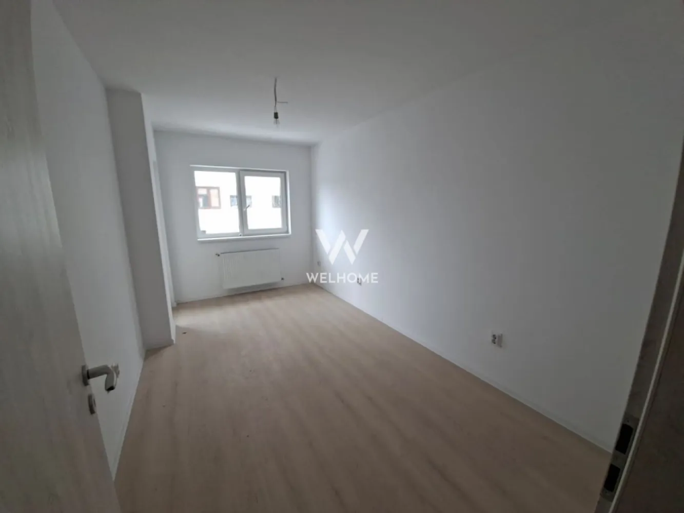 Apartament INTABULAT LA CHEIE, 4 camere, Sibiu - Comision zero 
Va oferim spre vanzare, direct de la dezvoltator, un apartament spatios de 4 camere si 2 bai,situat intr-un complex rezidential NOU de pe strada Doamna Stanca. 

Blocul este INTABULAT, predare imediata. 
Apartamentul este disponibil deja finisat la cheie (conform fotografii) la etajul 2 sau semifinisat la etajul 1.

Suprafata utila : 81mp+ 2 balcoane in suprafata totala de 8.49mp 
Compartimentare: 
Hol, living open space cu bucatarie, 3 dormitoare si 2 bai. (vezi schita)

Stadiul de predare:
Interior LA CHEIE: centrala, calorifere, gresie, faianta, parchet ,usi , intrerupatoare, cu materiale alese de cumparator 
Exterior LA CHEIE. Strazi pavate, iluminate, locuri de parcare delimitate

Pret finisat LA CHEIE: 147600 euro 
sau LA ALB : 136200 euro

Detalii si vizionari: 0752.088.381- Roxana
