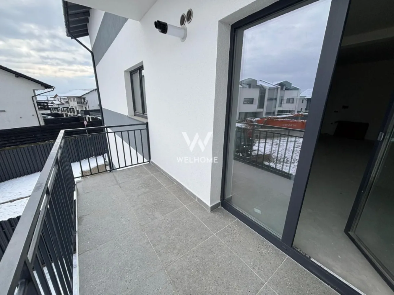 Apartament 3 camere, 2 bai - Zona Unirii, Selimbar - Apartament 3 camere 59.84 mp, ETAJUL 1/2 - Selimbar

Situat în Șelimbăr, zona Unirii, într-un ansamblu format din 3 vile cu regim redus de înălțime P+2.
Poziționat la etajul 1/2, etajul 2 vine la pachet cu POD pe toata suprafata, acces direct din apartament.
- Suprafață utilă de 59.84 mp + balcon de 6,79 mp, prevăzut cu cămară/debara pentru depozitare.
Compartimentat astfel: living open space cu bucătărie, 2 dormitoare, 2 băi(una cu geam), balcon, debara.
Apartamentul este dotat cu încălzire în pardoseală, un sistem modern care asigură distribuția uniformă a căldurii, un confort termic superior și eficiență energetică sporită.
Imobilul se predă la stadiul de SEMIFINISAT, oferindu-ți posibilitatea de a-l personaliza după propriul gust, sau LA CHEIE, contra cost, cu finisaje realizate de dezvoltator conform preferințelor tale.
Situat intr-o zona bună, cu acces facil la magazine, școala, mijloace de transport, shoping city și alte puncte de interes.
Un loc de parcare este inclus în preț.
Pozele sunt cu titlu de prezentare.

Pret SEMIFINISAT: 118.196 Euro
Telefon: 0747.639.802