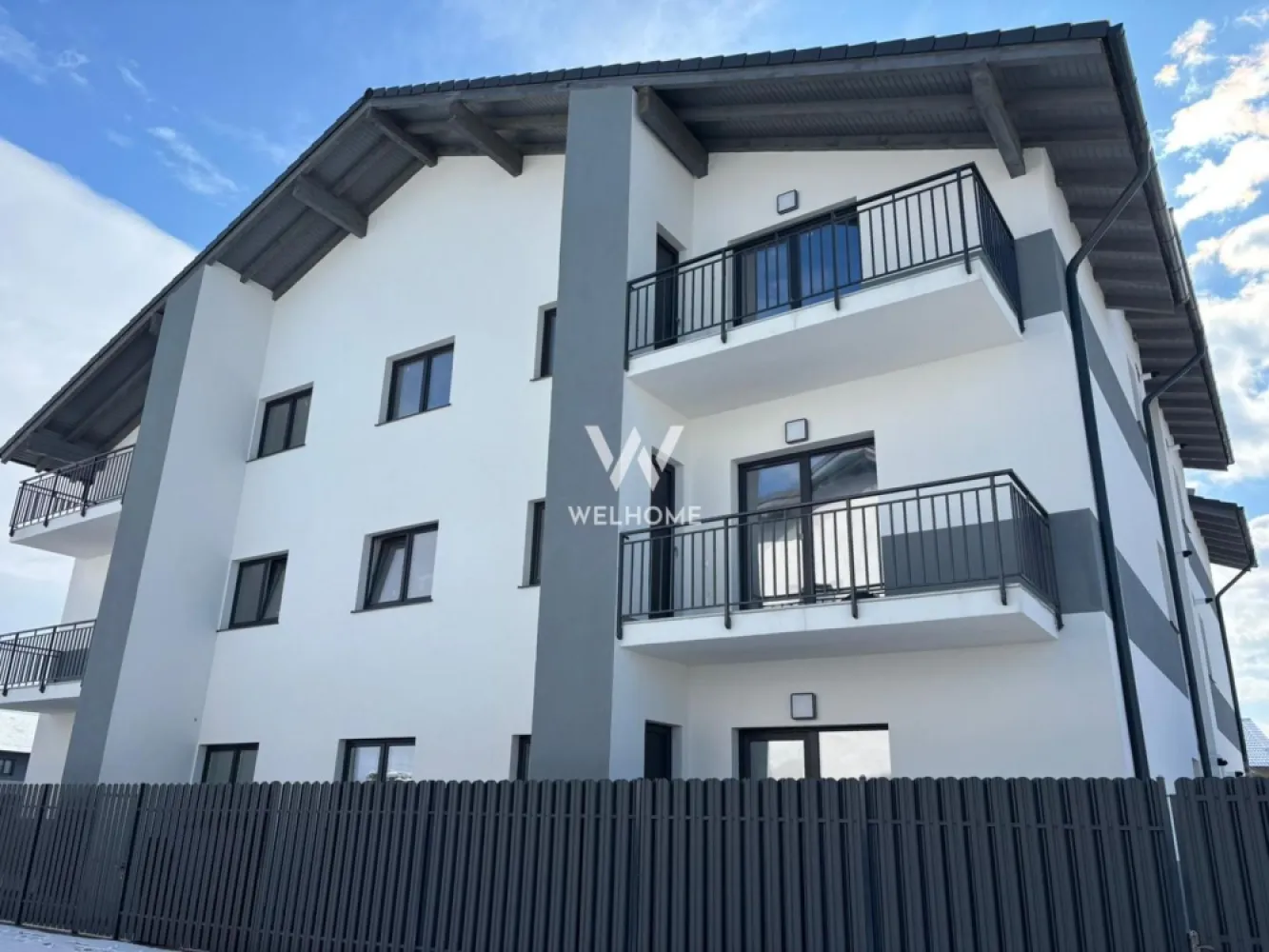 Apartament 3 camere, 2 bai - Zona Unirii, Selimbar - Apartament 3 camere 59.84 mp, ETAJUL 1/2 - Selimbar

Situat în Șelimbăr, zona Unirii, într-un ansamblu format din 3 vile cu regim redus de înălțime P+2.
Poziționat la etajul 1/2, etajul 2 vine la pachet cu POD pe toata suprafata, acces direct din apartament.
- Suprafață utilă de 59.84 mp + balcon de 6,79 mp, prevăzut cu cămară/debara pentru depozitare.
Compartimentat astfel: living open space cu bucătărie, 2 dormitoare, 2 băi(una cu geam), balcon, debara.
Apartamentul este dotat cu încălzire în pardoseală, un sistem modern care asigură distribuția uniformă a căldurii, un confort termic superior și eficiență energetică sporită.
Imobilul se predă la stadiul de SEMIFINISAT, oferindu-ți posibilitatea de a-l personaliza după propriul gust, sau LA CHEIE, contra cost, cu finisaje realizate de dezvoltator conform preferințelor tale.
Situat intr-o zona bună, cu acces facil la magazine, școala, mijloace de transport, shoping city și alte puncte de interes.
Un loc de parcare este inclus în preț.
Pozele sunt cu titlu de prezentare.

Pret SEMIFINISAT: 118.196 Euro
Telefon: 0747.639.802