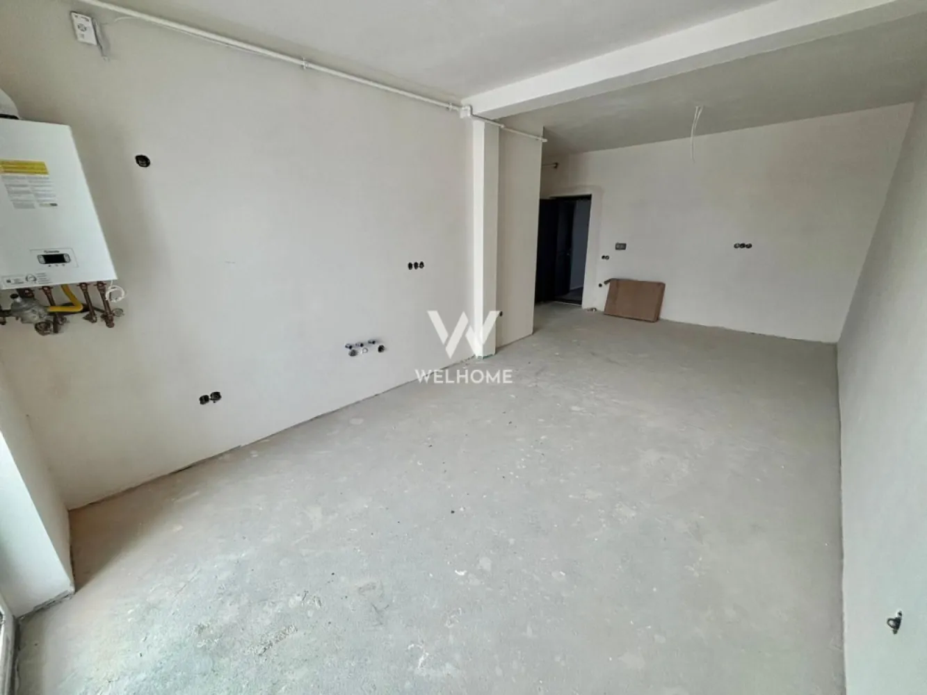Apartament 3 camere, 2 bai - Zona Unirii, Selimbar - Apartament 3 camere 59.84 mp, ETAJUL 1/2 - Selimbar

Situat în Șelimbăr, zona Unirii, într-un ansamblu format din 3 vile cu regim redus de înălțime P+2.
Poziționat la etajul 1/2, etajul 2 vine la pachet cu POD pe toata suprafata, acces direct din apartament.
- Suprafață utilă de 59.84 mp + balcon de 6,79 mp, prevăzut cu cămară/debara pentru depozitare.
Compartimentat astfel: living open space cu bucătărie, 2 dormitoare, 2 băi(una cu geam), balcon, debara.
Apartamentul este dotat cu încălzire în pardoseală, un sistem modern care asigură distribuția uniformă a căldurii, un confort termic superior și eficiență energetică sporită.
Imobilul se predă la stadiul de SEMIFINISAT, oferindu-ți posibilitatea de a-l personaliza după propriul gust, sau LA CHEIE, contra cost, cu finisaje realizate de dezvoltator conform preferințelor tale.
Situat intr-o zona bună, cu acces facil la magazine, școala, mijloace de transport, shoping city și alte puncte de interes.
Un loc de parcare este inclus în preț.
Pozele sunt cu titlu de prezentare.

Pret SEMIFINISAT: 118.196 Euro
Telefon: 0747.639.802