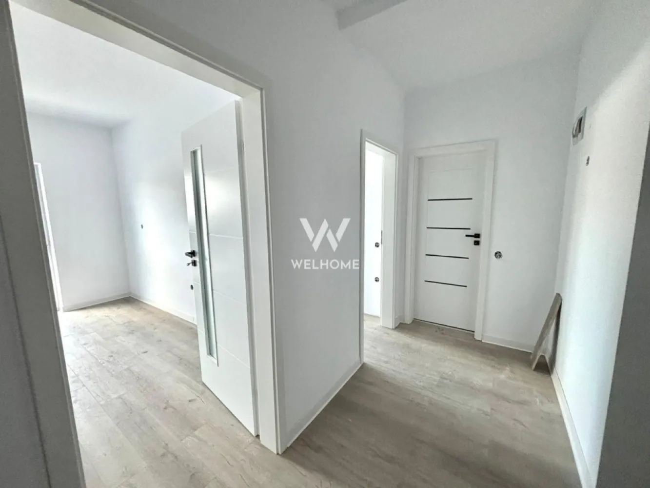 Apartament DECOMANDAT 2 camere - Str. Unirii, Selimbar - Apartament 2 camere 54.39 mp, ETAJUL 1/2 - Selimbar

Situat în Șelimbăr, zona Unirii, într-un ansamblu format din 3 vile cu regim redus de înălțime P+2.
Poziționat la etajul 1/2, etajul 2 vine la pachet cu POD pe toata suprafata, acces direct din apartament.
- Suprafață utilă de 54.39 mp + balcon de 6,58 mp, prevăzut cu cămară/debara pentru depozitare.
Compartimentat astfel: hol acces, living, bucătărie separată, dormitor, balcon, debara.
Apartamentul este dotat cu încălzire în pardoseală, un sistem modern care asigură distribuția uniformă a căldurii, un confort termic superior și eficiență energetică sporită.
Imobilul se predă la stadiul de SEMIFINISAT, oferindu-ți posibilitatea de a-l personaliza după propriul gust, sau LA CHEIE, contra cost, cu finisaje realizate de dezvoltator conform preferințelor tale.
Situat intr-o zona bună, cu acces facil la magazine, școala, mijloace de transport, shoping city și alte puncte de interes.
Un loc de parcare este inclus în preț.

Pret SEMIFINISAT: 107.841 Euro
Telefon: 0747.639.802