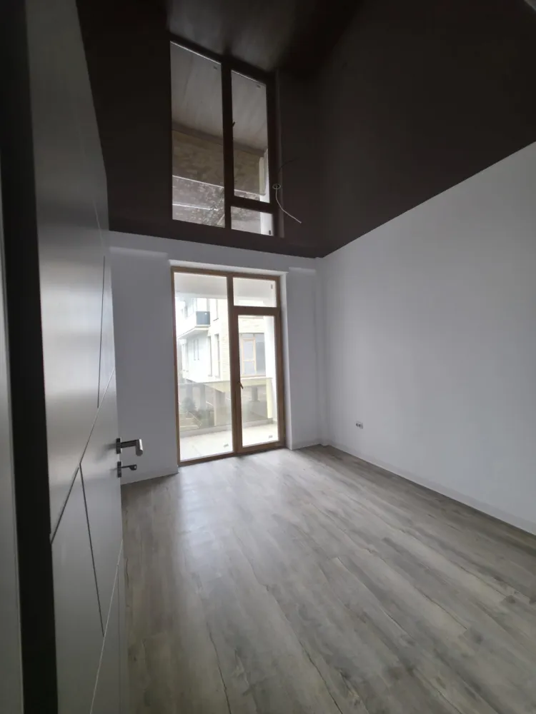 Apartament 2 camere, INTABULAT, FINISAT PREMIUM, 59mp utili + 3,6 balcon - Apartament 2 camere , intabulat, disponibil imediat pentru mutare, format living open space, dormitor, baie si balcon.– 62,6 mp utili ( 3,6 balcon )Compartimentarea ideala, fiind foarte luminos, calduros si economic datorita sistemului de incalzire prin pardoseala.Detalii si vizionari : 076 700 5000Situat intr-o zona de interes ridicat, Octavian Goga nr 5, langa bvd Vasile Milea si mall shopping city.&nbsp;✅ Preț excelent: 95.000 €&nbsp;✅️ COMISION 0%✅ 62.6 mp utili&nbsp;✅ Intabulat – actele pregătite pentru vânzare✅ Finisaje Premium✅️ Incalzire in pardoseala pentru confort sporit si economie✅ Mutare imediată✅ Cartier locuit, acces rapid la bulevard, mall shopping city, Kaufland, lidl,școli și grădinițe.