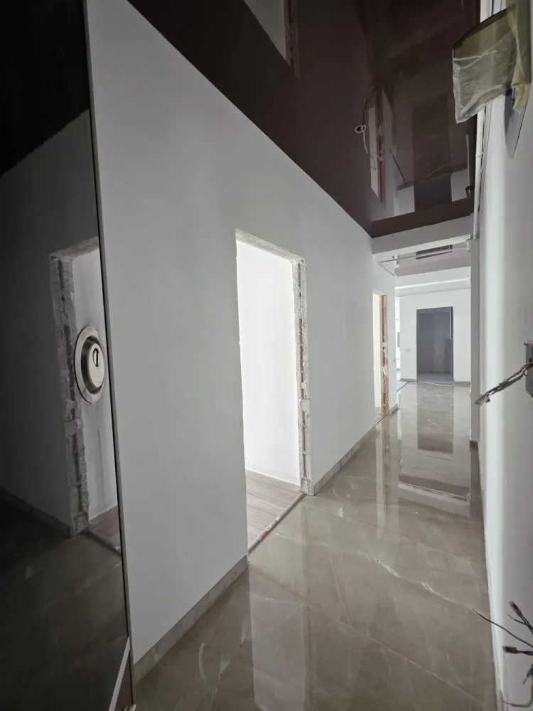 APARTAMENT 3 CAM INTABULAT -OFERTA UNICA - 1320€ MP UTIL, FINISAJE PREMIUM - OFERTA UNICA - 1320€ MP UTIL, FINISAJE PREMIUM&nbsp;Intabulat disponibil imediat, imobil locuit!076 700 5000– PENTRU DETALII SI VIZIONARE !Se vinde apartament 3 camere luminos si spatios – 79.5mp utili format din 2 dormitoare, living open space + bucătărie, baie si balcon.Situat intr-o zona de interes ridicat, Octavian Goga nr 5, langa bulevardul Vasile Milea, mall shopping city si majoritatea centrelor de interes (kaufland, lidl, Vasile Aron etc)✅ Preț excelent: 105.000 € ( doar 1.320 €/m2)✅️ COMISION 0%✅ 79.5mp utili&nbsp;✅ Intabulat – actele pregătite pentru vânzare✅ Incalzire in pardoseala pentru confort si economie✅ Finisaje Premium✅ Mutare imediată✅ Cartier locuit, acces rapid la bulevard, mall shopping city, Kaufland, lidl,școli și grădinițe.