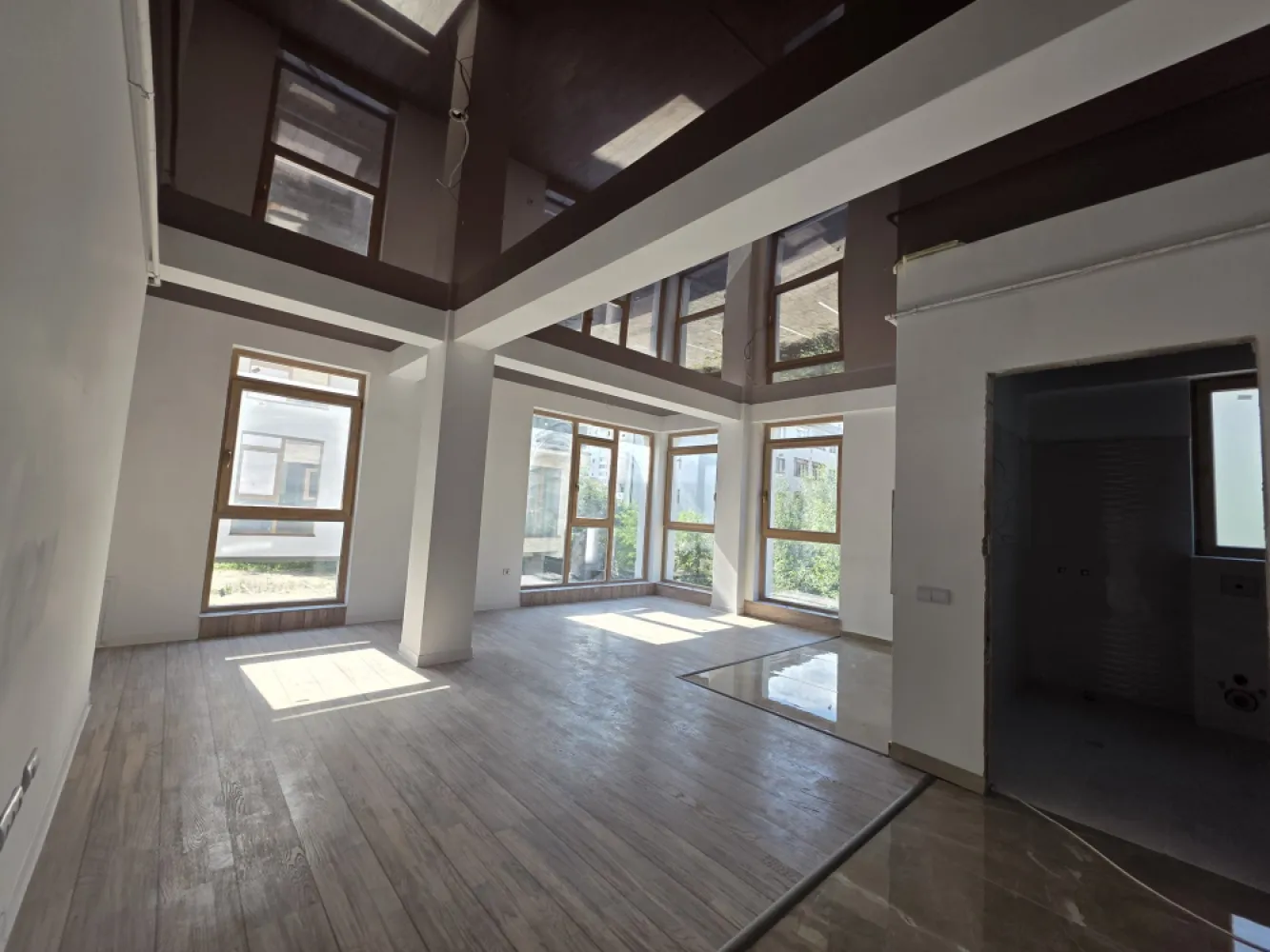 APARTAMENT 3 CAM INTABULAT -OFERTA UNICA - 1320€ MP UTIL, FINISAJE PREMIUM - OFERTA UNICA - 1320€ MP UTIL, FINISAJE PREMIUM&nbsp;Intabulat disponibil imediat, imobil locuit!076 700 5000– PENTRU DETALII SI VIZIONARE !Se vinde apartament 3 camere luminos si spatios – 79.5mp utili format din 2 dormitoare, living open space + bucătărie, baie si balcon.Situat intr-o zona de interes ridicat, Octavian Goga nr 5, langa bulevardul Vasile Milea, mall shopping city si majoritatea centrelor de interes (kaufland, lidl, Vasile Aron etc)✅ Preț excelent: 105.000 € ( doar 1.320 €/m2)✅️ COMISION 0%✅ 79.5mp utili&nbsp;✅ Intabulat – actele pregătite pentru vânzare✅ Incalzire in pardoseala pentru confort si economie✅ Finisaje Premium✅ Mutare imediată✅ Cartier locuit, acces rapid la bulevard, mall shopping city, Kaufland, lidl,școli și grădinițe.
