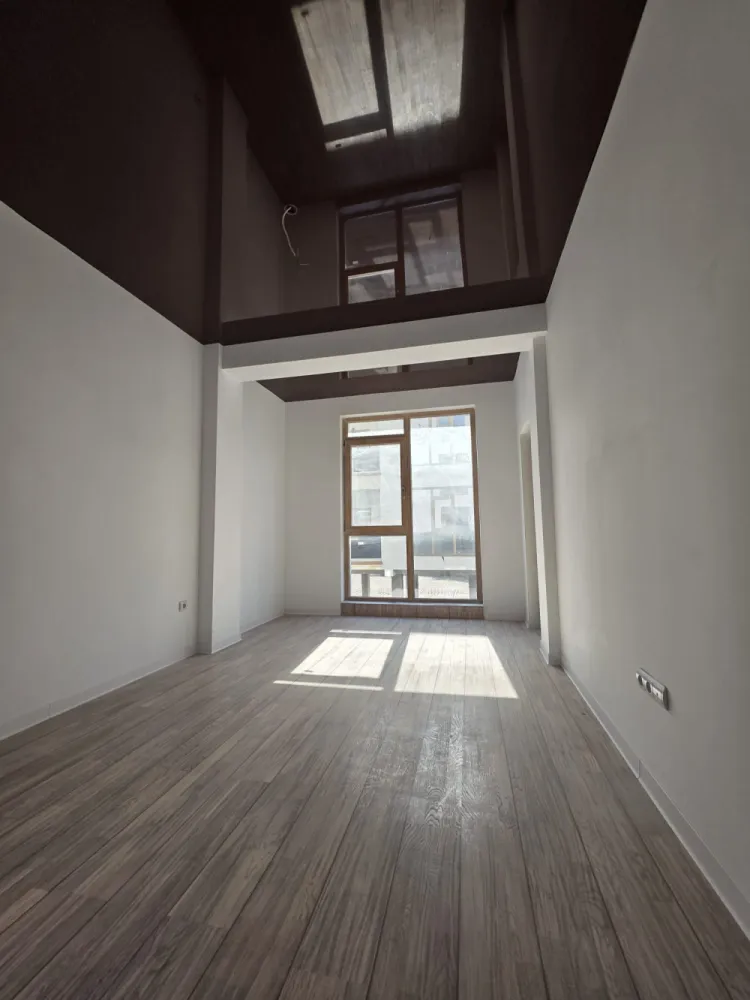 APARTAMENT 3 CAM INTABULAT -OFERTA UNICA - 1320€ MP UTIL, FINISAJE PREMIUM - OFERTA UNICA - 1320€ MP UTIL, FINISAJE PREMIUM&nbsp;Intabulat disponibil imediat, imobil locuit!076 700 5000– PENTRU DETALII SI VIZIONARE !Se vinde apartament 3 camere luminos si spatios – 79.5mp utili format din 2 dormitoare, living open space + bucătărie, baie si balcon.Situat intr-o zona de interes ridicat, Octavian Goga nr 5, langa bulevardul Vasile Milea, mall shopping city si majoritatea centrelor de interes (kaufland, lidl, Vasile Aron etc)✅ Preț excelent: 105.000 € ( doar 1.320 €/m2)✅️ COMISION 0%✅ 79.5mp utili&nbsp;✅ Intabulat – actele pregătite pentru vânzare✅ Incalzire in pardoseala pentru confort si economie✅ Finisaje Premium✅ Mutare imediată✅ Cartier locuit, acces rapid la bulevard, mall shopping city, Kaufland, lidl,școli și grădinițe.