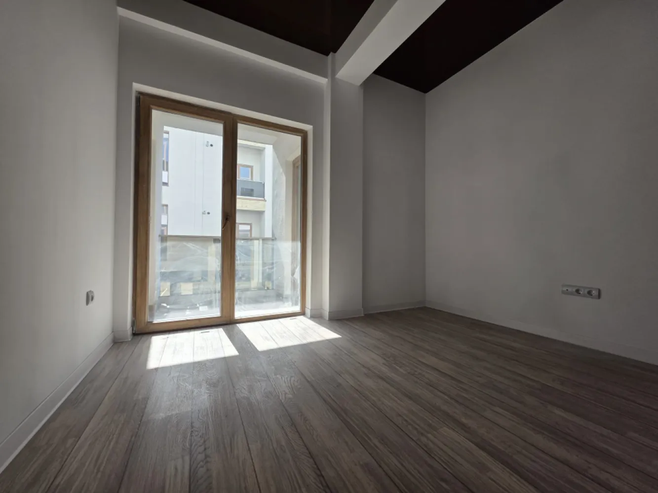APARTAMENT 3 CAM INTABULAT -OFERTA UNICA - 1320€ MP UTIL, FINISAJE PREMIUM - OFERTA UNICA - 1320€ MP UTIL, FINISAJE PREMIUM&nbsp;Intabulat disponibil imediat, imobil locuit!076 700 5000– PENTRU DETALII SI VIZIONARE !Se vinde apartament 3 camere luminos si spatios – 79.5mp utili format din 2 dormitoare, living open space + bucătărie, baie si balcon.Situat intr-o zona de interes ridicat, Octavian Goga nr 5, langa bulevardul Vasile Milea, mall shopping city si majoritatea centrelor de interes (kaufland, lidl, Vasile Aron etc)✅ Preț excelent: 105.000 € ( doar 1.320 €/m2)✅️ COMISION 0%✅ 79.5mp utili&nbsp;✅ Intabulat – actele pregătite pentru vânzare✅ Incalzire in pardoseala pentru confort si economie✅ Finisaje Premium✅ Mutare imediată✅ Cartier locuit, acces rapid la bulevard, mall shopping city, Kaufland, lidl,școli și grădinițe.