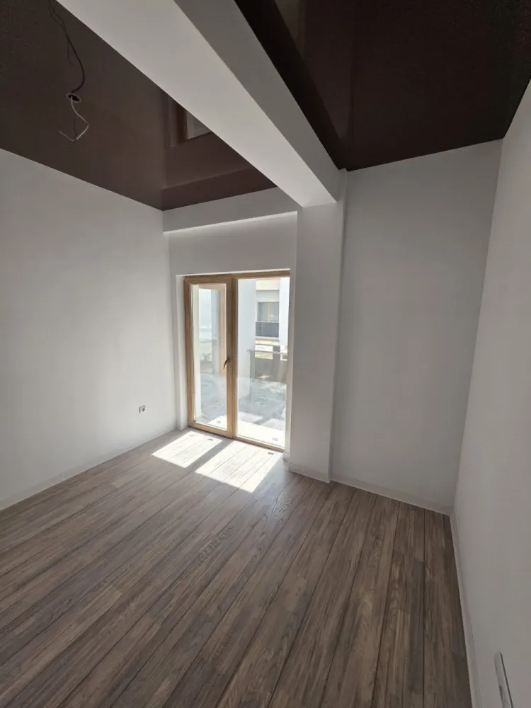 APARTAMENT 3 CAM INTABULAT -OFERTA UNICA - 1320€ MP UTIL, FINISAJE PREMIUM - OFERTA UNICA - 1320€ MP UTIL, FINISAJE PREMIUM&nbsp;Intabulat disponibil imediat, imobil locuit!076 700 5000– PENTRU DETALII SI VIZIONARE !Se vinde apartament 3 camere luminos si spatios – 79.5mp utili format din 2 dormitoare, living open space + bucătărie, baie si balcon.Situat intr-o zona de interes ridicat, Octavian Goga nr 5, langa bulevardul Vasile Milea, mall shopping city si majoritatea centrelor de interes (kaufland, lidl, Vasile Aron etc)✅ Preț excelent: 105.000 € ( doar 1.320 €/m2)✅️ COMISION 0%✅ 79.5mp utili&nbsp;✅ Intabulat – actele pregătite pentru vânzare✅ Incalzire in pardoseala pentru confort si economie✅ Finisaje Premium✅ Mutare imediată✅ Cartier locuit, acces rapid la bulevard, mall shopping city, Kaufland, lidl,școli și grădinițe.