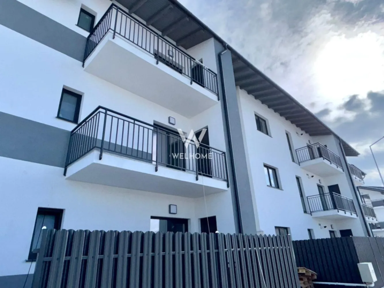 Apartament 2 camere decomandat, baie cu geam - Zona Unirii, Selimbar - Apartament 2 camere generos 56 mp, Etajul 1/2 - Selimbar

Situat în Șelimbăr, zona Unirii, într-un ansamblu format din 3 vile cu regim redus de înălțime P+2.
Poziționat la etajul 1/2, etajul 2 vine la pachet cu POD pe toata suprafata, acces direct din apartament.
- Suprafață utilă de 56 mp + balcon de 6,58 mp, prevăzut cu cămară/debara pentru depozitare.
Compartimentat astfel: hol acces, living, bucătărie separată, dormitor, baie cu geam, balcon, debara.
Apartamentul este dotat cu încălzire în pardoseală, un sistem modern care asigură distribuția uniformă a căldurii, un confort termic superior și eficiență energetică sporită.
Imobilul se predă la stadiul de SEMIFINISAT, oferindu-ți posibilitatea de a-l personaliza după propriul gust, sau LA CHEIE, contra cost, cu finisaje realizate de dezvoltator conform preferințelor tale.
Situat intr-o zona bună, cu acces facil la magazine, școala, mijloace de transport, shoping city și alte puncte de interes.
Un loc de parcare este inclus în preț.

Pret SEMIFINISAT: 110.900 Euro
Telefon: 0747.639.802