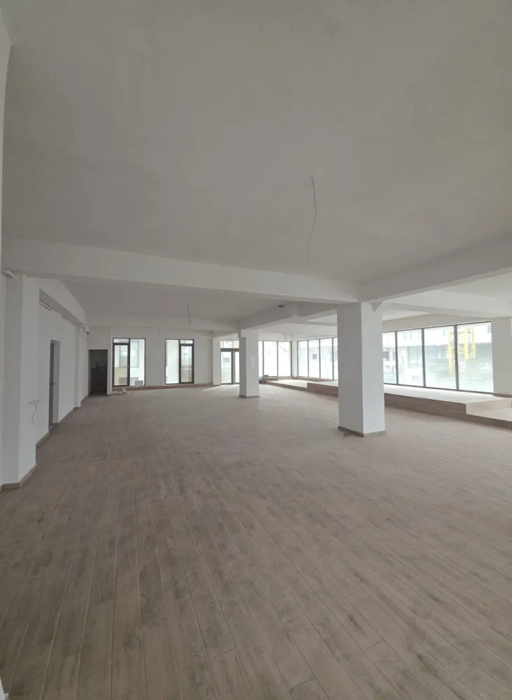 Spațiu comercial de închiriat 171MP UTIL-1000EURO- FINISAT – Str. DNA STANCA- Vad commercial - Spațiu comercial premium de închiriat FINISAT – Str. DNA STANCA- Vad commercial&nbsp;📍 Poziționare excelentă, în imediata apropiere a străzii principale, ideală pentru business-uri care pun accent pe imagine, accesibilitate și confort.💰 Chirie: 1.000 € + TVA PENTRU 171MP UTILI , situat la parter înalt, suprafata mare cu posibilitate de compartimentare in functie de nevoi, finisat, modern, cu încălzire în pardoseală și multiple căi de acces, oferind flexibilitate maximă pentru diverse tipuri de activități.&nbsp;Avantaje cheie:&nbsp;3 căi de acces – 2 din exterior + 1 din casa scării171mp utili, 2 grupuri sanitare, ideal pentru compartimentare in functie de nevoi&nbsp;Vizibilitate foarte bună și acces facil&nbsp;Încălzire în pardoseală – confort constant&nbsp;Potrivit pentru showroom, clinică, birouri, cabinet medical, stomatologic, salon beauty, birouri, sediu firmă sau retail.