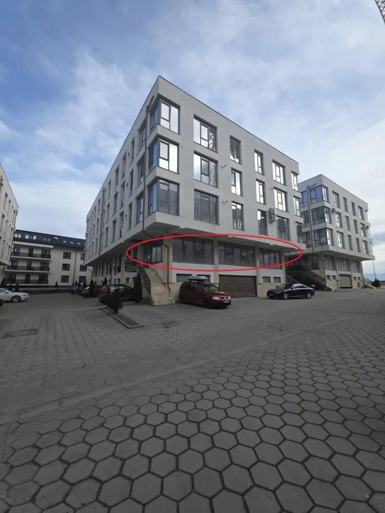 Spațiu comercial de închiriat 171MP UTIL-1000EURO- FINISAT – Str. DNA STANCA- Vad commercial - Spațiu comercial premium de închiriat FINISAT – Str. DNA STANCA- Vad commercial&nbsp;📍 Poziționare excelentă, în imediata apropiere a străzii principale, ideală pentru business-uri care pun accent pe imagine, accesibilitate și confort.💰 Chirie: 1.000 € + TVA PENTRU 171MP UTILI , situat la parter înalt, suprafata mare cu posibilitate de compartimentare in functie de nevoi, finisat, modern, cu încălzire în pardoseală și multiple căi de acces, oferind flexibilitate maximă pentru diverse tipuri de activități.&nbsp;Avantaje cheie:&nbsp;3 căi de acces – 2 din exterior + 1 din casa scării171mp utili, 2 grupuri sanitare, ideal pentru compartimentare in functie de nevoi&nbsp;Vizibilitate foarte bună și acces facil&nbsp;Încălzire în pardoseală – confort constant&nbsp;Potrivit pentru showroom, clinică, birouri, cabinet medical, stomatologic, salon beauty, birouri, sediu firmă sau retail.