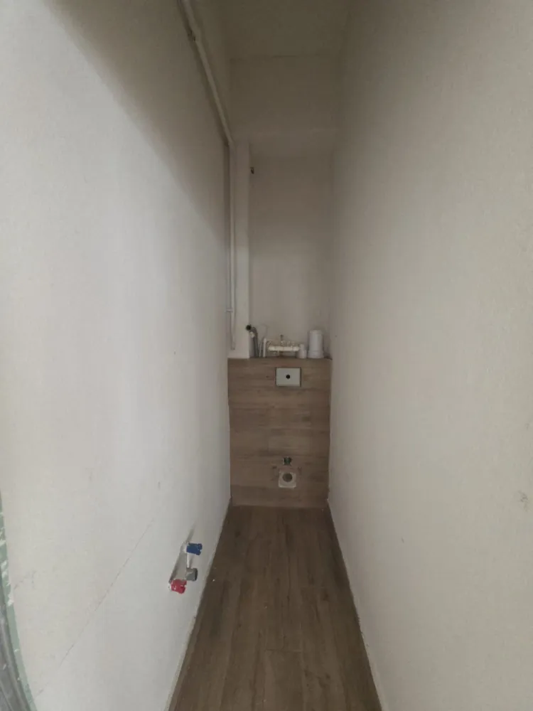 Spațiu comercial de închiriat 171MP UTIL-1000EURO- FINISAT – Str. DNA STANCA- Vad commercial - Spațiu comercial premium de închiriat FINISAT – Str. DNA STANCA- Vad commercial&nbsp;📍 Poziționare excelentă, în imediata apropiere a străzii principale, ideală pentru business-uri care pun accent pe imagine, accesibilitate și confort.💰 Chirie: 1.000 € + TVA PENTRU 171MP UTILI , situat la parter înalt, suprafata mare cu posibilitate de compartimentare in functie de nevoi, finisat, modern, cu încălzire în pardoseală și multiple căi de acces, oferind flexibilitate maximă pentru diverse tipuri de activități.&nbsp;Avantaje cheie:&nbsp;3 căi de acces – 2 din exterior + 1 din casa scării171mp utili, 2 grupuri sanitare, ideal pentru compartimentare in functie de nevoi&nbsp;Vizibilitate foarte bună și acces facil&nbsp;Încălzire în pardoseală – confort constant&nbsp;Potrivit pentru showroom, clinică, birouri, cabinet medical, stomatologic, salon beauty, birouri, sediu firmă sau retail.