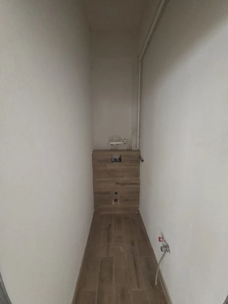Spațiu comercial de închiriat 171MP UTIL-1000EURO- FINISAT – Str. DNA STANCA- Vad commercial - Spațiu comercial premium de închiriat FINISAT – Str. DNA STANCA- Vad commercial&nbsp;📍 Poziționare excelentă, în imediata apropiere a străzii principale, ideală pentru business-uri care pun accent pe imagine, accesibilitate și confort.💰 Chirie: 1.000 € + TVA PENTRU 171MP UTILI , situat la parter înalt, suprafata mare cu posibilitate de compartimentare in functie de nevoi, finisat, modern, cu încălzire în pardoseală și multiple căi de acces, oferind flexibilitate maximă pentru diverse tipuri de activități.&nbsp;Avantaje cheie:&nbsp;3 căi de acces – 2 din exterior + 1 din casa scării171mp utili, 2 grupuri sanitare, ideal pentru compartimentare in functie de nevoi&nbsp;Vizibilitate foarte bună și acces facil&nbsp;Încălzire în pardoseală – confort constant&nbsp;Potrivit pentru showroom, clinică, birouri, cabinet medical, stomatologic, salon beauty, birouri, sediu firmă sau retail.