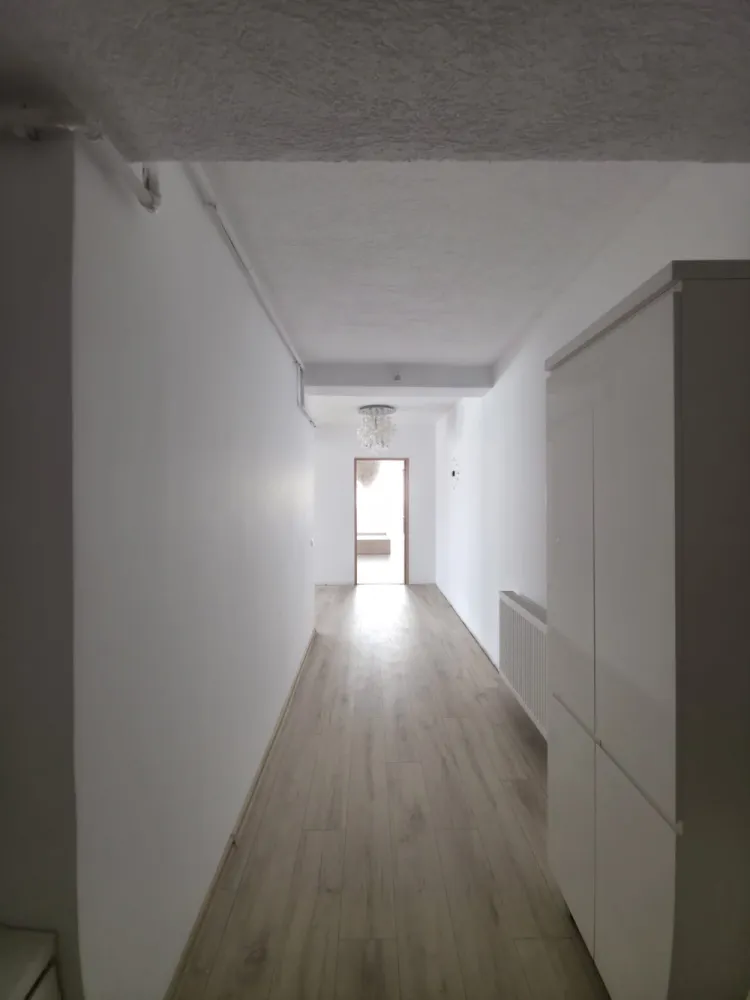 ✨ Penthouse exclusivist – 3 camere mobilat – gata de mutat – 160.000 € ✨ - ✨ Penthouse exclusivist – 3 camere mobilat – gata de mutat – 160.000 € ✨Vă propunem spre vânzare un apartament tip penthouse, intabulat, situat la etajul 3, ideal pentru cei care își doresc confort, spațiu și finisaje premium într-o locuință modernă.📐 Suprafață utilă:89 mp interior21 mp balcon generos➡️ Total 110 mp spațiu util pentru confort deplin🏡 Compartimentare inteligentă:2 dormitoare spațioaseLiving open-space luminos + bucătărieBaie modernăBalcon ce inconjoara imobilul.🛋 Se vinde complet mobilat și utilat, cu mobilier premium Rovere, realizat cu sisteme moderne push &amp; soft-close, design elegant și funcțional.🍽 Bucătăria este echipată cu:Chiuvetă FrankeElectrocasnice SamsungFinisaje moderne și materiale de calitate superioară✔️ Imobil locuit, foarte bine întreținut✔️ Ideal atât pentru locuință proprie, cât și pentru investiție✔️ Lumină naturală din abundență✔️ Intimitate și priveliște specifică unui penthouse🔥 SUPER OFERTĂ – 160.000 €Gata de mutat, fără investiții suplimentare!