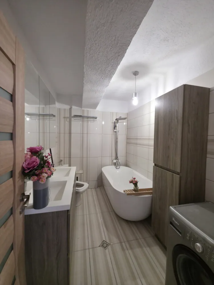 ✨ Penthouse exclusivist – 3 camere mobilat – gata de mutat – 160.000 € ✨ - ✨ Penthouse exclusivist – 3 camere mobilat – gata de mutat – 160.000 € ✨Vă propunem spre vânzare un apartament tip penthouse, intabulat, situat la etajul 3, ideal pentru cei care își doresc confort, spațiu și finisaje premium într-o locuință modernă.📐 Suprafață utilă:89 mp interior21 mp balcon generos➡️ Total 110 mp spațiu util pentru confort deplin🏡 Compartimentare inteligentă:2 dormitoare spațioaseLiving open-space luminos + bucătărieBaie modernăBalcon ce inconjoara imobilul.🛋 Se vinde complet mobilat și utilat, cu mobilier premium Rovere, realizat cu sisteme moderne push &amp; soft-close, design elegant și funcțional.🍽 Bucătăria este echipată cu:Chiuvetă FrankeElectrocasnice SamsungFinisaje moderne și materiale de calitate superioară✔️ Imobil locuit, foarte bine întreținut✔️ Ideal atât pentru locuință proprie, cât și pentru investiție✔️ Lumină naturală din abundență✔️ Intimitate și priveliște specifică unui penthouse🔥 SUPER OFERTĂ – 160.000 €Gata de mutat, fără investiții suplimentare!