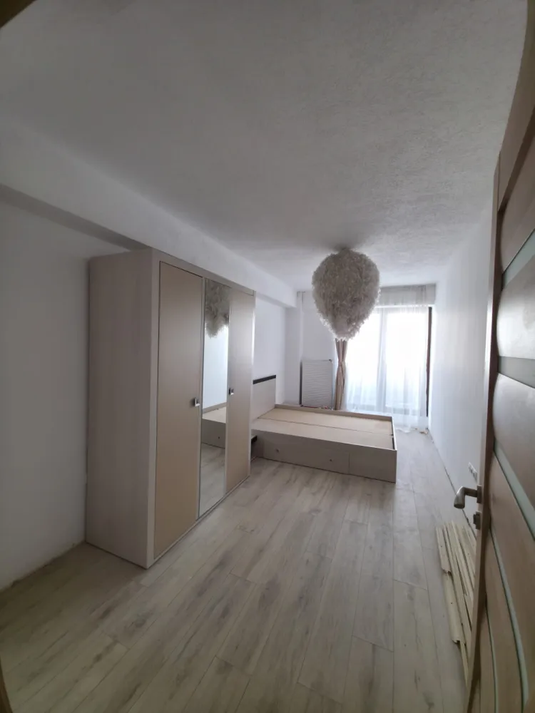 ✨ Penthouse exclusivist – 3 camere mobilat – gata de mutat – 160.000 € ✨ - ✨ Penthouse exclusivist – 3 camere mobilat – gata de mutat – 160.000 € ✨Vă propunem spre vânzare un apartament tip penthouse, intabulat, situat la etajul 3, ideal pentru cei care își doresc confort, spațiu și finisaje premium într-o locuință modernă.📐 Suprafață utilă:89 mp interior21 mp balcon generos➡️ Total 110 mp spațiu util pentru confort deplin🏡 Compartimentare inteligentă:2 dormitoare spațioaseLiving open-space luminos + bucătărieBaie modernăBalcon ce inconjoara imobilul.🛋 Se vinde complet mobilat și utilat, cu mobilier premium Rovere, realizat cu sisteme moderne push &amp; soft-close, design elegant și funcțional.🍽 Bucătăria este echipată cu:Chiuvetă FrankeElectrocasnice SamsungFinisaje moderne și materiale de calitate superioară✔️ Imobil locuit, foarte bine întreținut✔️ Ideal atât pentru locuință proprie, cât și pentru investiție✔️ Lumină naturală din abundență✔️ Intimitate și priveliște specifică unui penthouse🔥 SUPER OFERTĂ – 160.000 €Gata de mutat, fără investiții suplimentare!