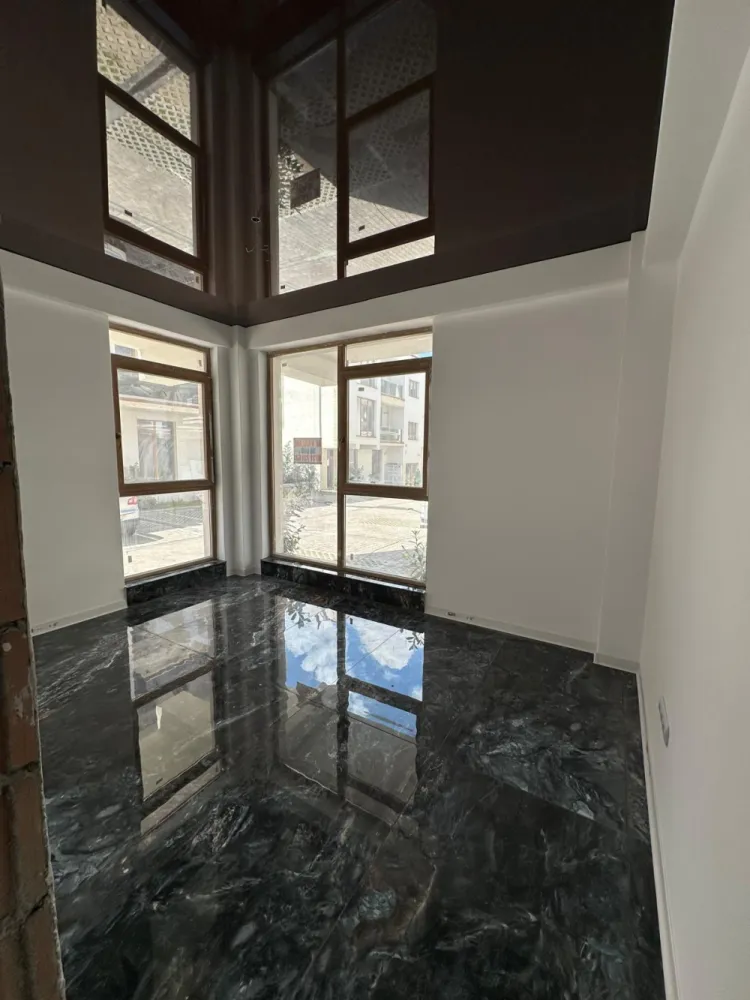 Spațiu comercial premium la parter 59.5mp utili– Vad excelent, 59,5 mp – Doar 500 €/lună - 🔑 Spațiu comercial premium de închiriat – 59,5 mp utili – Parter – Zonă cu vad excellentOferim spre închiriere spațiu comercial modern, situat la parter, compus din 2 încăperi, cu o suprafață utilă de 59,5 mp, ideal pentru birou, salon, cabinet, showroom sau alte activități comerciale.📍 Amplasat într-o zonă de top, cu vad comercial excelent, cu acces facil și vizibilitate ridicată.📞 Pentru detalii și vizionări: 076 700 5000✅ Caracteristici:Parter, ușor accesibil clienților2 camere spațioase și luminoase59,5 mp utiliÎncălzire în pardosealăFinisaje premiumSpațiu modern, gata de utilizare💰 Chirie: 500 €/lună📞 Pentru detalii și vizionări: 076 700 5000