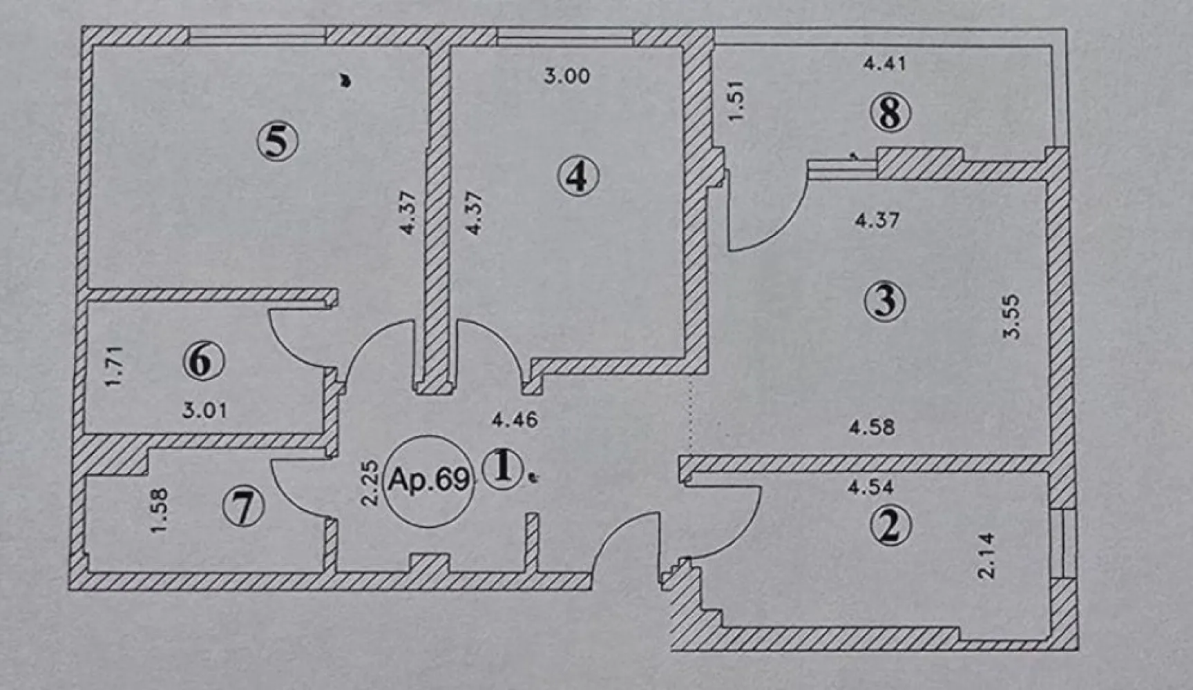 Apartament cu 3 camere decomandat Militari- Pollux Residence - COMISION 0% Vă propunem spre vânzare un apartament cu 3 camere, decomandat, situat în complexul rezidențial Pollux Residence, o zonă modernă și bine conectată din cartierul Militari. Locuința este amplasată la etajul 3 din 8 al unui imobil construit recent, cu lift și spații comune bine întreținute. Apartamentul are o compartimentare eficientă și practică, fiind compus din living generos, două dormitoare luminoase, bucătărie separată, două băi și balcon. Configurația decomandată oferă intimitate și confort, fiind ideală pentru o familie sau pentru investiție. Apartamentul se vinde nemobilat, oferind viitorului proprietar libertatea de a-l amenaja și personaliza după propriul gust și necesități. Spațiul generos permite multiple variante de design interior și optimizare a fiecărei încăperi. Complexul beneficiază de acces securizat și este situat în apropierea supermarketurilor, școlilor, grădinițelor, restaurantelor și mijloacelor de transport în comun. Accesul rapid către centre comerciale importante și către principalele artere ale orașului face din această proprietate o alegere practică atât pentru locuit, cât și pentru investiție pe termen lung.