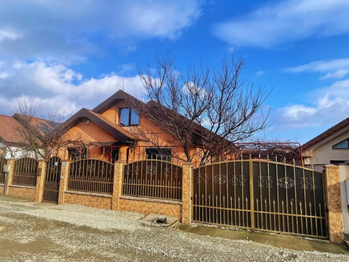 Casa Santandrei, zona linistita, gaz,curent,apa,teren 550 mp-214900Eur - De vânzare | Casă parter + mansardă pregătită | Sântandrei – zonă liniștită

O casă gândită pentru confortul de zi cu zi, într-o zonă calmă din Sântandrei, perfectă pentru o familie care își dorește spațiu, funcționalitate și curte frumos amenajată. Proprietatea este pe parter, cu compartimentare practică și încăperi luminoase, iar mansarda este pregătită (izolată cu spumă, cu apă și curent trase) pentru extindere atunci când ai nevoie.

Compartimentare:

3 dormitoare

2 băi

living generos cu bucătărie open-space

Anexe & spații auxiliare:

garaj

bucătărie de vară

foișor

cămară de lemne

cameră tehnică

Utilități & confort:

curent monofazic, gaz, apă

puț forat

încălzire cu centrală pe gaz și lemne, calorifere

Exterior și detalii care fac diferența:

curte pavată cu piatră naturală

porți auto automate

terasă închisă cu policristal

✅ Se vinde mobilată și utilată

📐 Teren: 550 mp | Suprafață construită: 150 mp
💶 Preț: 214.900 € negociabil

Nu se percepe comision!

Pentru detalii și programarea unei vizionări

Sorin Gligor

Tel: 0731290032