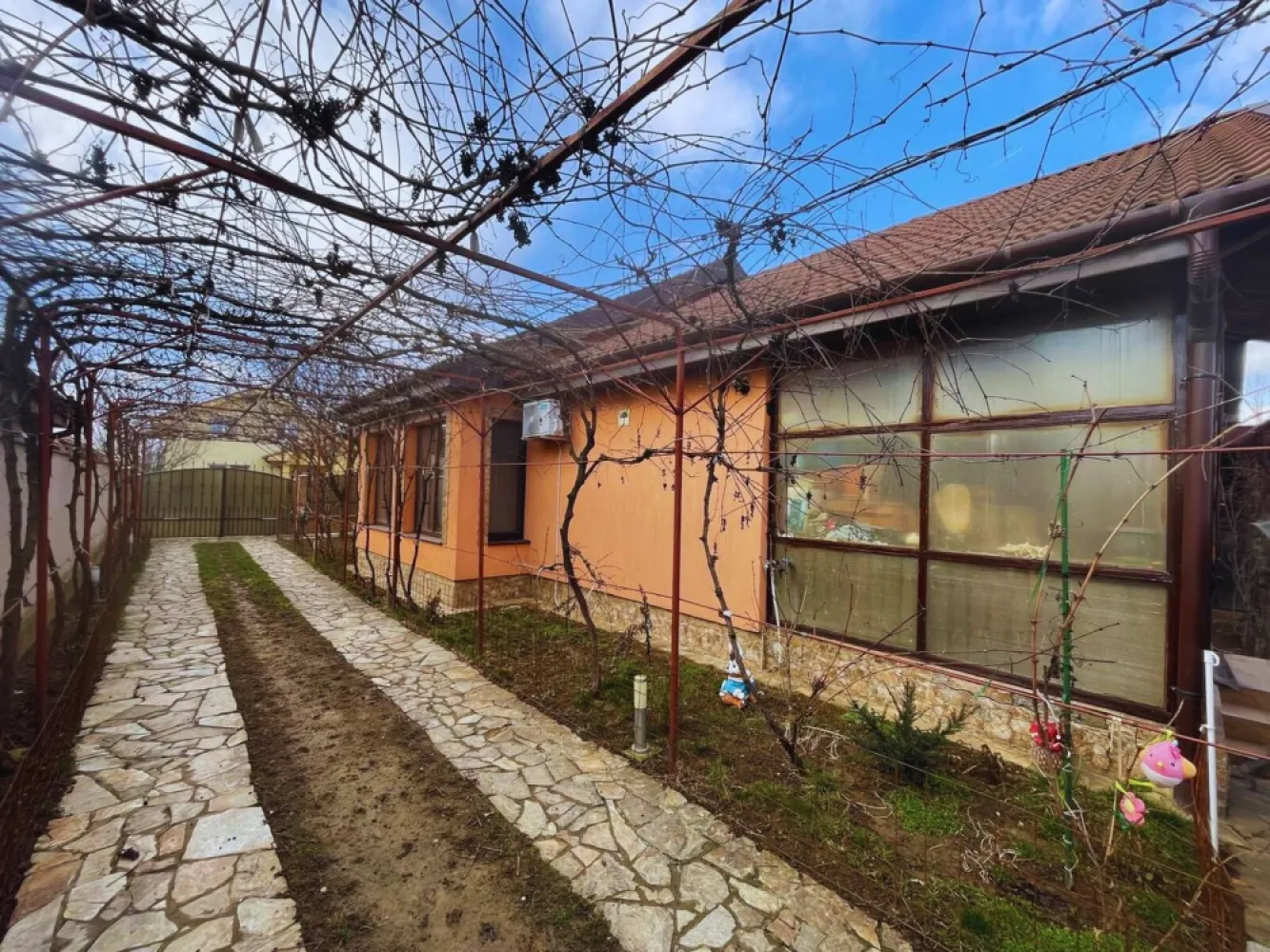 Casa Santandrei, zona linistita, gaz,curent,apa,teren 550 mp-214900Eur - De vânzare | Casă parter + mansardă pregătită | Sântandrei – zonă liniștită

O casă gândită pentru confortul de zi cu zi, într-o zonă calmă din Sântandrei, perfectă pentru o familie care își dorește spațiu, funcționalitate și curte frumos amenajată. Proprietatea este pe parter, cu compartimentare practică și încăperi luminoase, iar mansarda este pregătită (izolată cu spumă, cu apă și curent trase) pentru extindere atunci când ai nevoie.

Compartimentare:

3 dormitoare

2 băi

living generos cu bucătărie open-space

Anexe & spații auxiliare:

garaj

bucătărie de vară

foișor

cămară de lemne

cameră tehnică

Utilități & confort:

curent monofazic, gaz, apă

puț forat

încălzire cu centrală pe gaz și lemne, calorifere

Exterior și detalii care fac diferența:

curte pavată cu piatră naturală

porți auto automate

terasă închisă cu policristal

✅ Se vinde mobilată și utilată

📐 Teren: 550 mp | Suprafață construită: 150 mp
💶 Preț: 214.900 € negociabil

Nu se percepe comision!

Pentru detalii și programarea unei vizionări

Sorin Gligor

Tel: 0731290032