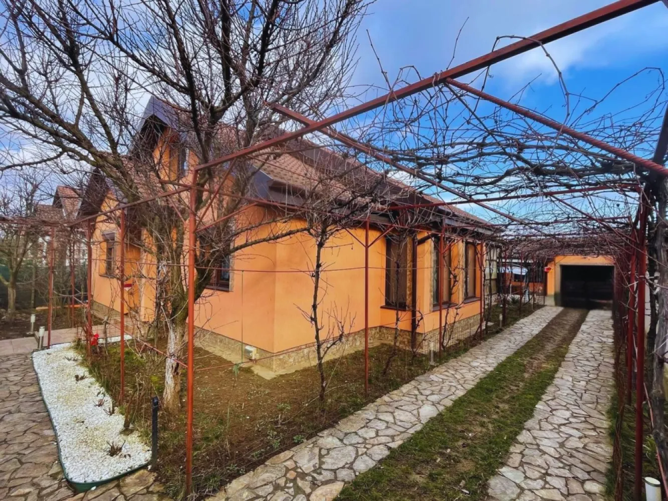 Casa Santandrei, zona linistita, gaz,curent,apa,teren 550 mp-214900Eur - De vânzare | Casă parter + mansardă pregătită | Sântandrei – zonă liniștită

O casă gândită pentru confortul de zi cu zi, într-o zonă calmă din Sântandrei, perfectă pentru o familie care își dorește spațiu, funcționalitate și curte frumos amenajată. Proprietatea este pe parter, cu compartimentare practică și încăperi luminoase, iar mansarda este pregătită (izolată cu spumă, cu apă și curent trase) pentru extindere atunci când ai nevoie.

Compartimentare:

3 dormitoare

2 băi

living generos cu bucătărie open-space

Anexe & spații auxiliare:

garaj

bucătărie de vară

foișor

cămară de lemne

cameră tehnică

Utilități & confort:

curent monofazic, gaz, apă

puț forat

încălzire cu centrală pe gaz și lemne, calorifere

Exterior și detalii care fac diferența:

curte pavată cu piatră naturală

porți auto automate

terasă închisă cu policristal

✅ Se vinde mobilată și utilată

📐 Teren: 550 mp | Suprafață construită: 150 mp
💶 Preț: 214.900 € negociabil

Nu se percepe comision!

Pentru detalii și programarea unei vizionări

Sorin Gligor

Tel: 0731290032