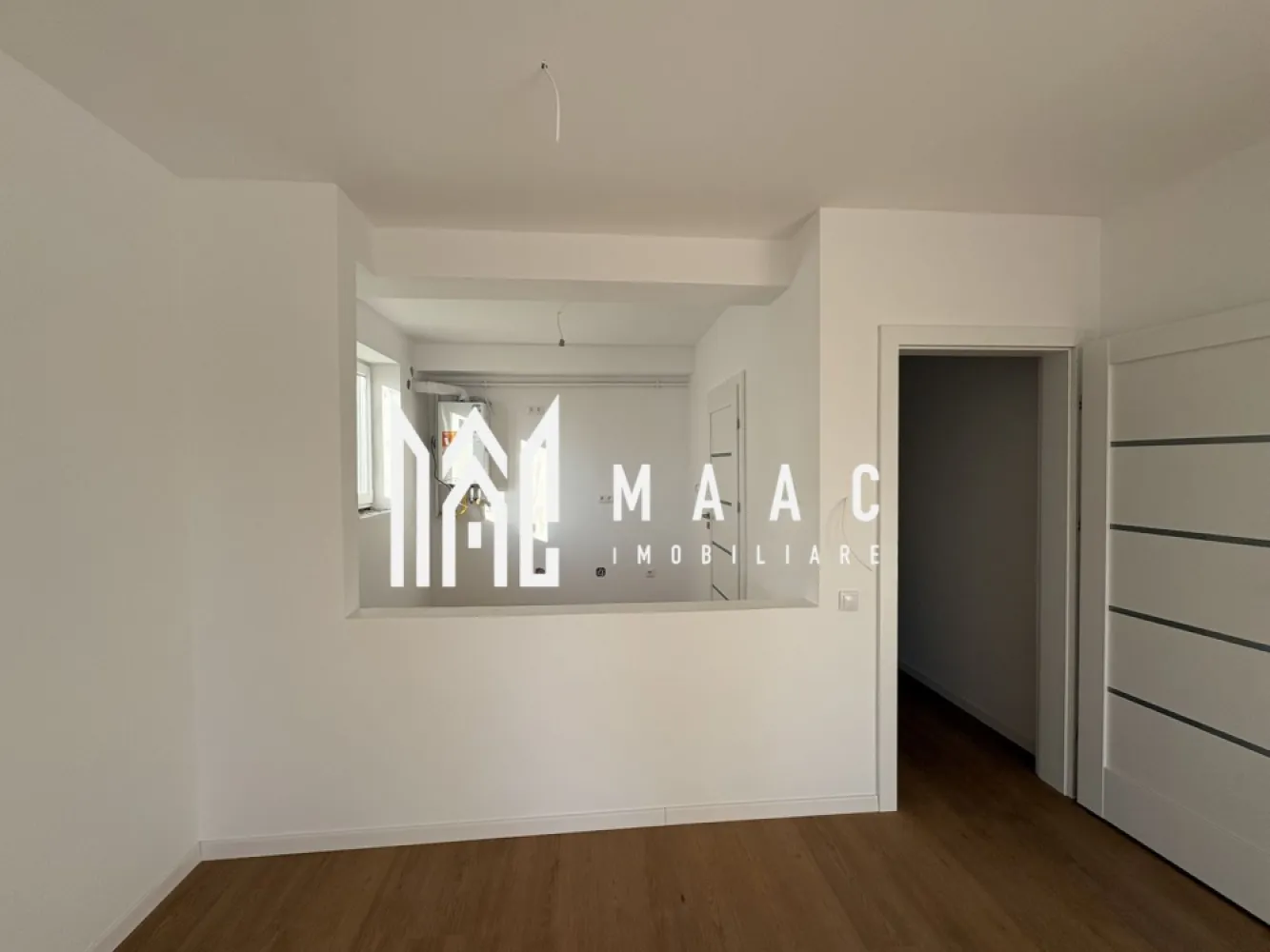 Apartament 2 camere I Oferta I Bucătărie separata I Parcare - MAAC Imobiliare vă propune spre vânzare un apartament situat în apropiere de zona industrială vest și aeroport, o locație cu acces rapid către principalele zone de interes și puncte de conexiune ale orașului.

Apartamentul are o suprafață utilă de 53,55 mp și se vinde la cheie ,beneficiind de parchet, baie complet utilată și încălzire în pardoseală, oferind confort termic și funcționalitate optimă.

Compartimentarea este eficientă și bine organizată:
-Dormitor: 13,43 mp
-Living: 19,69 mp
-Bucătărie: 8,53 mp
-Hol: 6,52 mp
-Baie cu geam: 5,38 mp
-Balcon: 7,32 mp

Locuința reprezintă o opțiune potrivită atât pentru rezidență proprie, cât și pentru investiție, datorită poziționării în apropierea zonei industriale vest și a aeroportului, facilitând accesul rapid către locuri de muncă și infrastructură.

Pentru mai multe detalii sau pentru programarea unei vizionări vă rugăm să menționați la telefon numărul CP2852845.