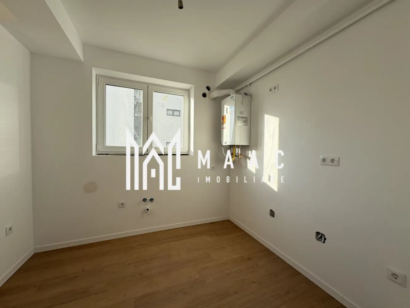 Apartament 2 camere I Oferta I Bucătărie separata I Parcare - MAAC Imobiliare vă propune spre vânzare un apartament situat în apropiere de zona industrială vest și aeroport, o locație cu acces rapid către principalele zone de interes și puncte de conexiune ale orașului.

Apartamentul are o suprafață utilă de 53,55 mp și se vinde la cheie ,beneficiind de parchet, baie complet utilată și încălzire în pardoseală, oferind confort termic și funcționalitate optimă.

Compartimentarea este eficientă și bine organizată:
-Dormitor: 13,43 mp
-Living: 19,69 mp
-Bucătărie: 8,53 mp
-Hol: 6,52 mp
-Baie cu geam: 5,38 mp
-Balcon: 7,32 mp

Locuința reprezintă o opțiune potrivită atât pentru rezidență proprie, cât și pentru investiție, datorită poziționării în apropierea zonei industriale vest și a aeroportului, facilitând accesul rapid către locuri de muncă și infrastructură.

Pentru mai multe detalii sau pentru programarea unei vizionări vă rugăm să menționați la telefon numărul CP2852845.