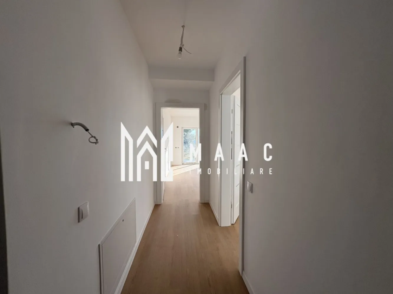 Apartament 2 camere I Oferta I Bucătărie separata I Parcare - MAAC Imobiliare vă propune spre vânzare un apartament situat în apropiere de zona industrială vest și aeroport, o locație cu acces rapid către principalele zone de interes și puncte de conexiune ale orașului.

Apartamentul are o suprafață utilă de 53,55 mp și se vinde la cheie ,beneficiind de parchet, baie complet utilată și încălzire în pardoseală, oferind confort termic și funcționalitate optimă.

Compartimentarea este eficientă și bine organizată:
-Dormitor: 13,43 mp
-Living: 19,69 mp
-Bucătărie: 8,53 mp
-Hol: 6,52 mp
-Baie cu geam: 5,38 mp
-Balcon: 7,32 mp

Locuința reprezintă o opțiune potrivită atât pentru rezidență proprie, cât și pentru investiție, datorită poziționării în apropierea zonei industriale vest și a aeroportului, facilitând accesul rapid către locuri de muncă și infrastructură.

Pentru mai multe detalii sau pentru programarea unei vizionări vă rugăm să menționați la telefon numărul CP2852845.