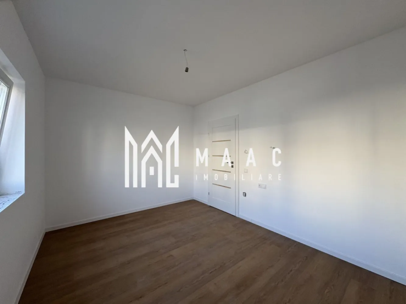 Apartament 2 camere I Oferta I Bucătărie separata I Parcare - MAAC Imobiliare vă propune spre vânzare un apartament situat în apropiere de zona industrială vest și aeroport, o locație cu acces rapid către principalele zone de interes și puncte de conexiune ale orașului.

Apartamentul are o suprafață utilă de 53,55 mp și se vinde la cheie ,beneficiind de parchet, baie complet utilată și încălzire în pardoseală, oferind confort termic și funcționalitate optimă.

Compartimentarea este eficientă și bine organizată:
-Dormitor: 13,43 mp
-Living: 19,69 mp
-Bucătărie: 8,53 mp
-Hol: 6,52 mp
-Baie cu geam: 5,38 mp
-Balcon: 7,32 mp

Locuința reprezintă o opțiune potrivită atât pentru rezidență proprie, cât și pentru investiție, datorită poziționării în apropierea zonei industriale vest și a aeroportului, facilitând accesul rapid către locuri de muncă și infrastructură.

Pentru mai multe detalii sau pentru programarea unei vizionări vă rugăm să menționați la telefon numărul CP2852845.